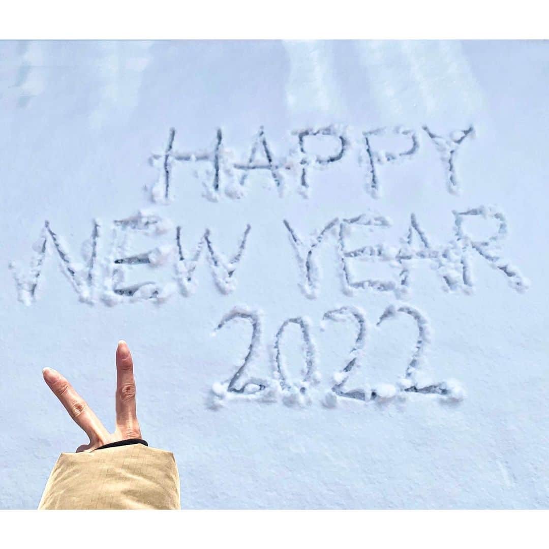 葛岡碧さんのインスタグラム写真 - (葛岡碧Instagram)「新年⛄️2022年  あけまして🎍 おめでとうございます✨  久しぶりに見た積雪に、はしゃいで⛄️作りました😆 平和な元旦の朝です😌♪  今年もよろしくお願いします☺️❤︎  #雪だるま」1月1日 11時32分 - midori_kuzuoka