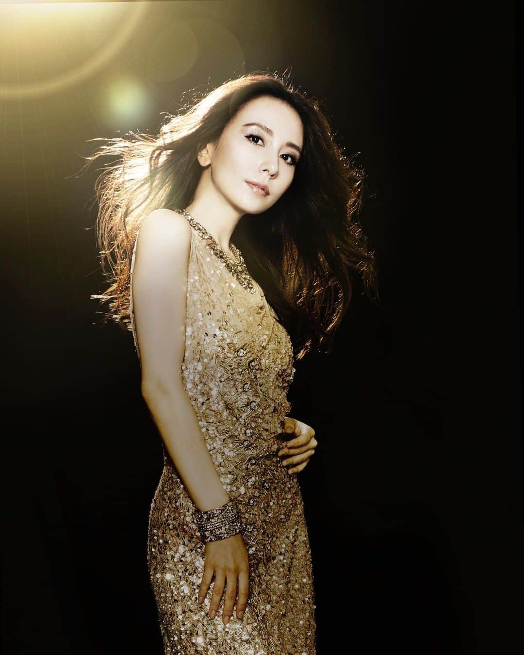 May J.のインスタグラム：「Happy New Year✨ May all your wishes come true in 2022!!  Love May J.💛  #2022 #MusicalBodyguard #RachelMarron」