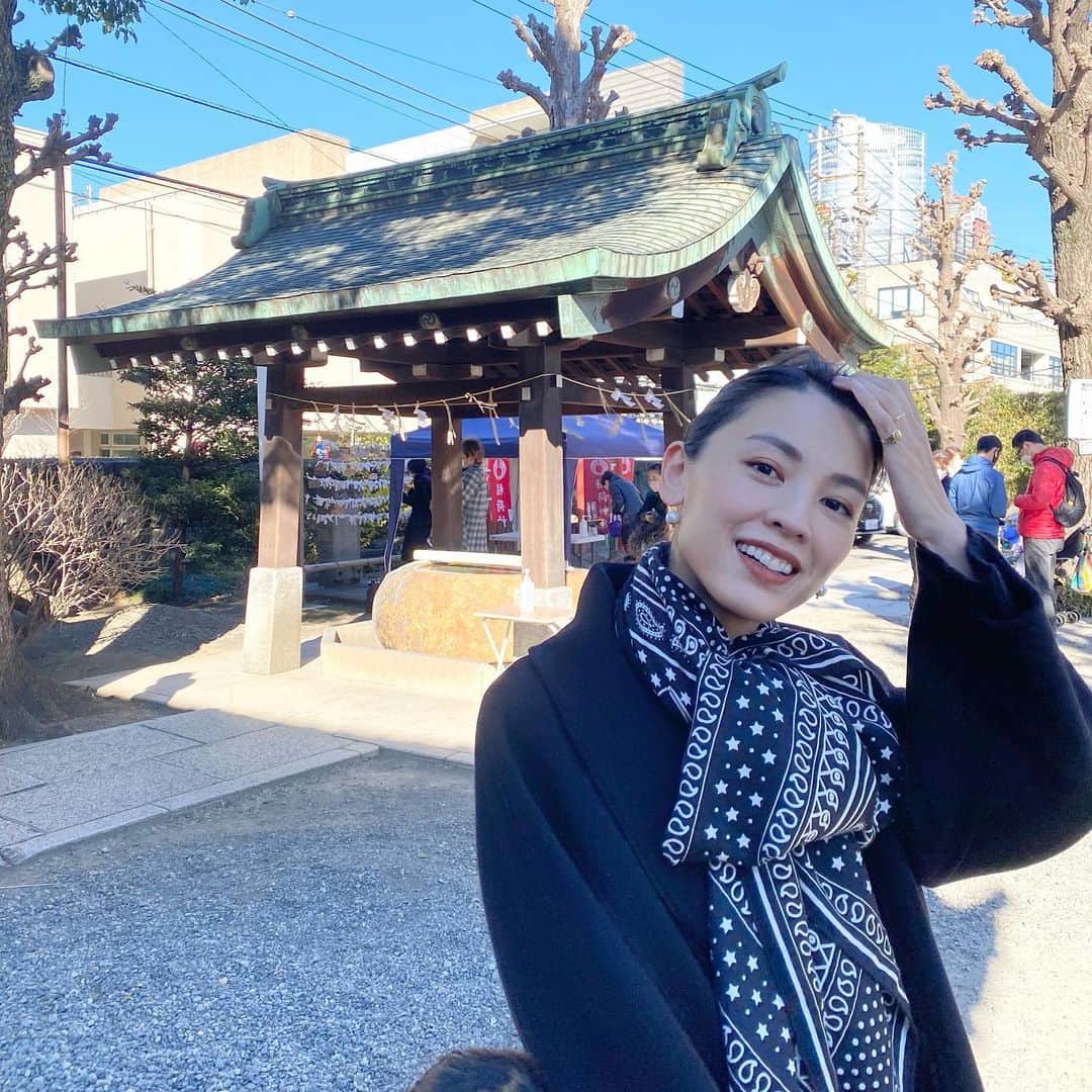 申真衣のインスタグラム：「明けましておめでとうございます🎍  ・今の自分を研ぎ澄ます ・新しい自分に出会う 2022年にしたいと思います🐯  今年もよろしくお願いします❤️」