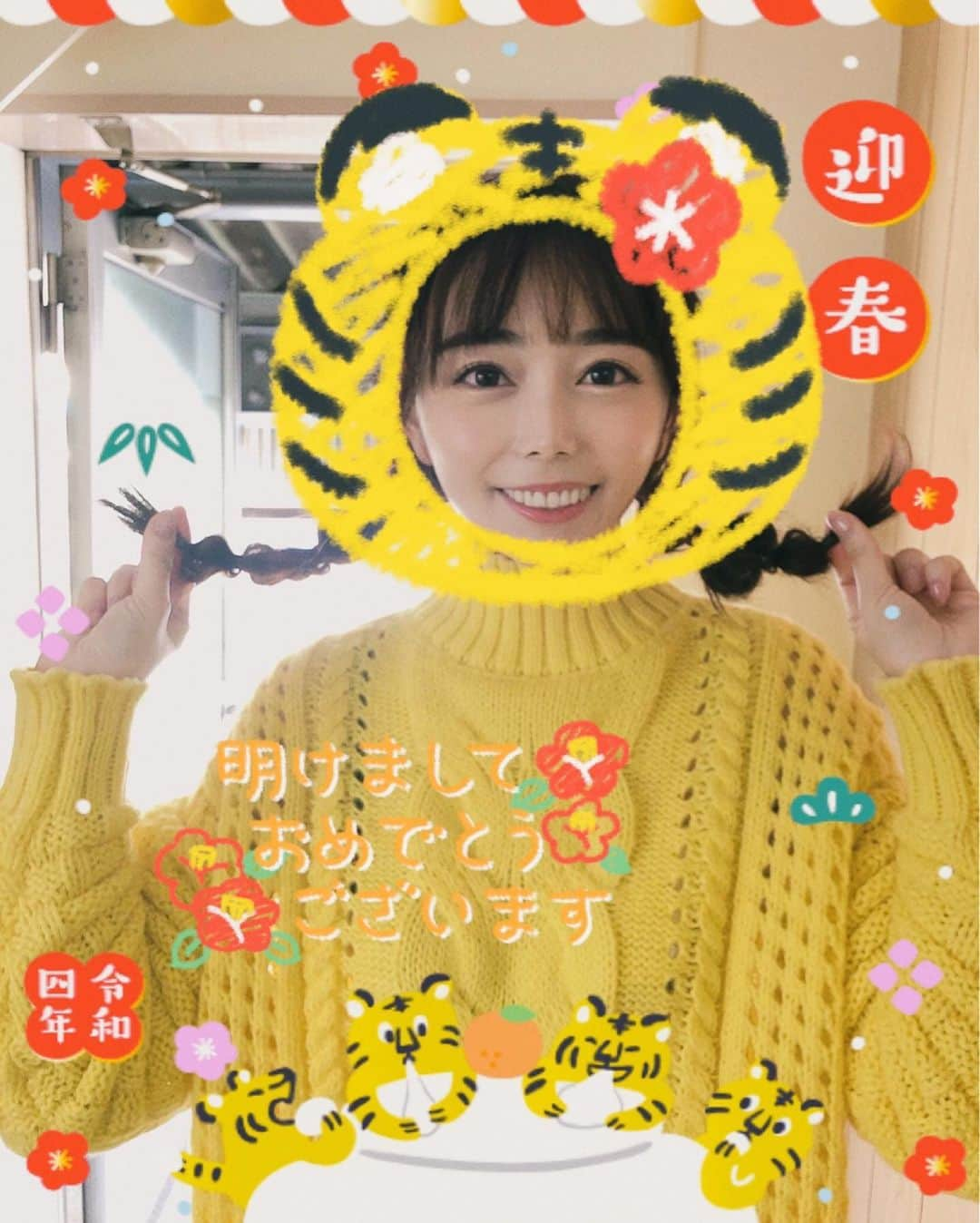 辻満里奈さんのインスタグラム写真 - (辻満里奈Instagram)「あけましておめでとうございます🐯 今年もよろしくお願いします🎍✨  #アプリで即席 #年賀状 風 #寅年 #2022 #迎春 #あけましておめでとうございます #🐯 #happynewyear #rkb毎日放送 #アナウンサー #辻満里奈」1月1日 3時09分 - marina__tsuji