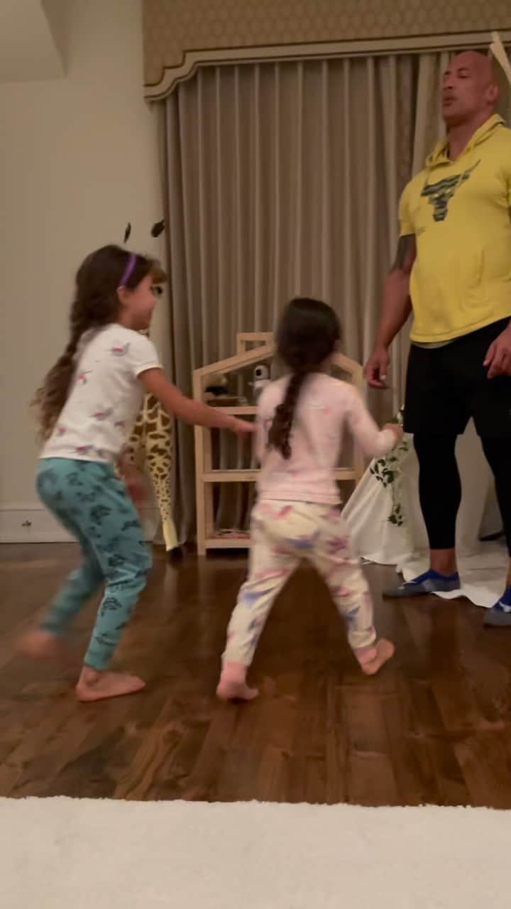 ドウェイン・ジョンソンのインスタグラム：「What could possibly go wrong? 🤜🏾💎🤣 🎯   My little tornadoes’ favorite daddy game to play is “Daddy close your eyes and TRUST ME” 😂  I’ll pay the price every time to get belly laughs and little giggles like this 🙋🏽‍♂️💀😍  * proud dad realization ~ my littlest one, Tia has a helluva straight right! 🤜🏾👍🏾😂  #daddysgirls 💪🏾」