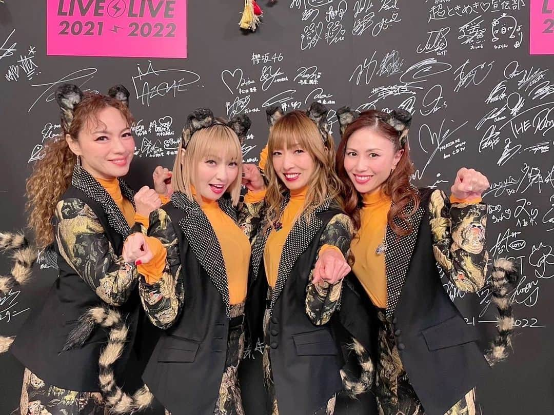 max―Reinaさんのインスタグラム写真 - (max―ReinaInstagram)「【CDTV NEW YEAR LIVE LIVE】🎶 観てくれた皆さん🤗 楽しんで頂けましたか🐯🐯🐯🐯 皆さんが笑顔になってくれていたら私達は最高に幸せです✨💕 一年の始まりが【寅寅寅】でスタート‼️  寅年は何だか楽しくなりそうです🐯  そして、スタッフの皆さんからも素敵なお手紙を頂き有難うございました〜🙇🏼‍♀️  さぁ、今年は何回【TORA TORA TORA】を歌うのかを数えてみようと計画中です🕺🕺🕺🕺  2022年、皆さんにとって笑顔溢れる一年になりますよう😊☘️  #cdtvライブライブ  #TORATORATORA #恋は一途 #寅寅寅 #max  #今年もよろしくお願いします」1月1日 3時48分 - reina017max