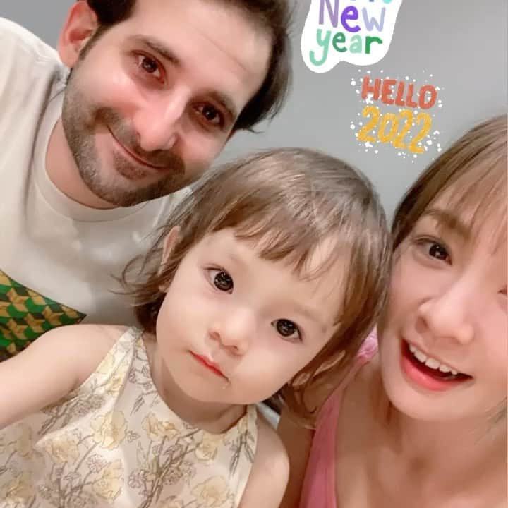 本田麻里絵のインスタグラム：「Hello!! 2022🎍🎌🌅 あけましておめでとうございます⛩  2021年はママとして成長できた1年 自分に「💮」  今年は子育てももっと大変になるし凹んだりするだろうからマイペースにがんばります🤍 正解は一つじゃないしね✨  タイ、日本でお世話になった方💓 インスタで見守ってくれる皆様 今年もどうぞよろしくお願いします  #happynewyear2022」