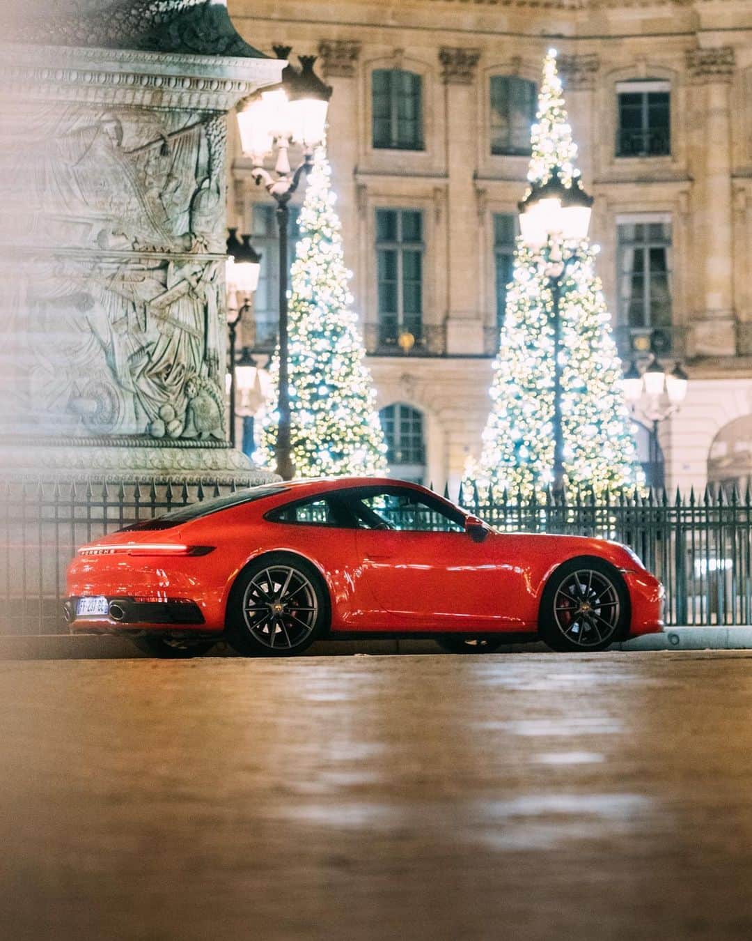 Porscheさんのインスタグラム写真 - (PorscheInstagram)「Belle of the ball – the 911 adding its own festive glow to the City of Light.   (📸 @juleslangeard for @porsche_france) __ 911 Carrera S: Fuel consumption combined in l/100 km: 11,1 - 10,1 (WLTP); 10,0 - 9,6 (NEDC); CO2 emissions combined in g/km: 251 - 229 (WLTP); 227 - 220 g/km (NEDC) I https://porsche.click/DAT-Leitfaden I Status: 12/2021」1月1日 4時28分 - porsche