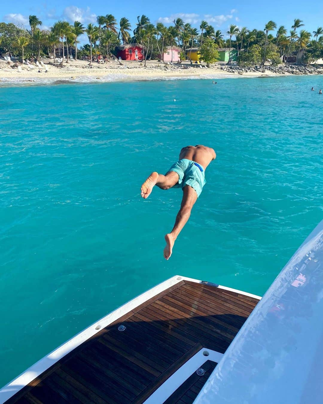 アマウリー・ノラスコのインスタグラム：「Jumping into 2022 grateful for the life I’ve had and all the blessings God has given me. Let’s go for more !  Wishing EVERYONE an AMAZING NEW YEAR ! #whereinthewolrdisamaury」