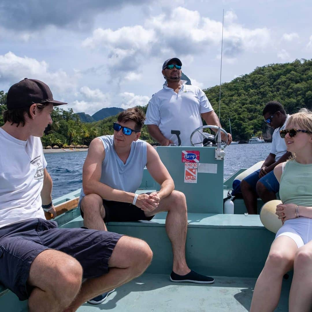 オリバー・フェルプスのインスタグラム：「Have a great New Year everyone. Here's some snaps of our filming trip for the Travel Show with our fantastic guest - the brilliant @maisie_williams St Lucia was our destination and what a incredible place! I can't wait for you all to see the episode. The people, the hiking, the sailing, the hotels, the food.... the rum! Truly special. Here's to a great 2022 🥳😎 #StLucia #comingsoon」