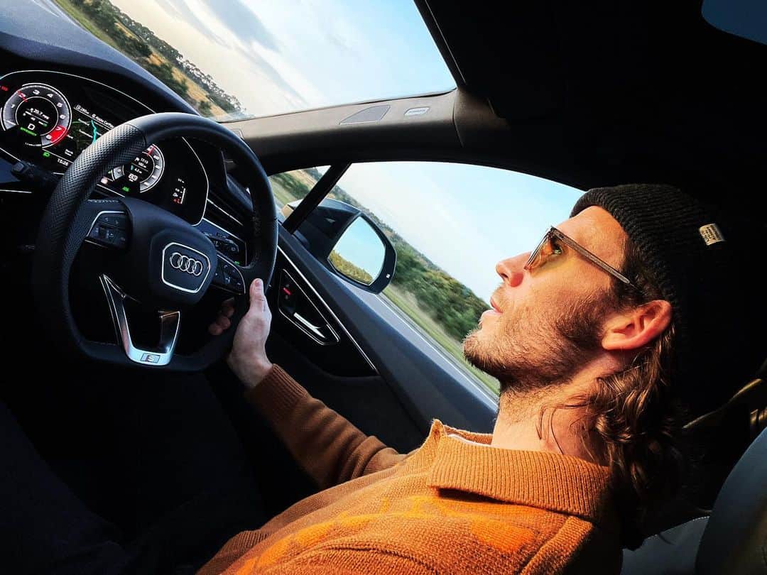 サム・クラフリンのインスタグラム：「Driving in to 2022 one happy man.  Happy New Year to you all.   @audiuk  @tonyameli  #audiambassador #ad」