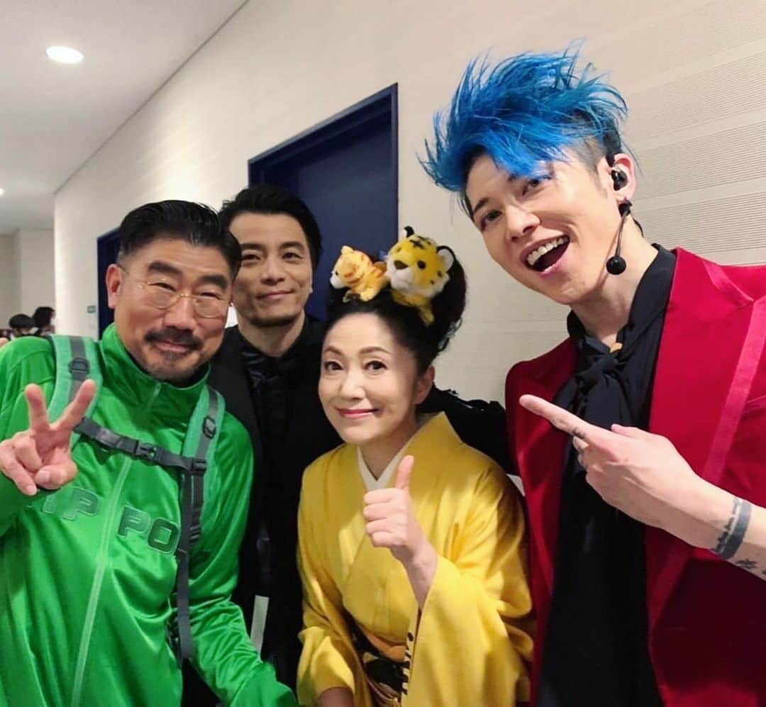 雅-MIYAVI-のインスタグラム：「🎉🎉🥳㊗️   改めて、紅白観てくれたみんなありがと〜  ちょこっとだったけど、いつも通り全身全霊魂込めて演奏させてもらいました。  誘ってくれたさゆりさんに感謝です。クレさんとも久しぶりに演れて良かった。あと、この曲の仕掛け人でもある亀田さんとも会えてよかった！  音楽やパフォーマンスを通じて見てくれるみんなに少しでもパワーを感じてもらえるならこちらも頑張り甲斐があります。  大笑福！  #Repost @miyavi_press ・・・ 🔴👀⚪️  📷 #repost @kameda_kamera   紅白フィナーレ直後のバックステージで。 「火事と喧嘩は江戸の華」 を作った大好きなみんなと。  2022年もいい年になりますように！！😊😊😊大笑福！  #石川さゆり #KREVA #MIYAVI #亀田誠治 #NHK紅白 @nhk_kouhaku」