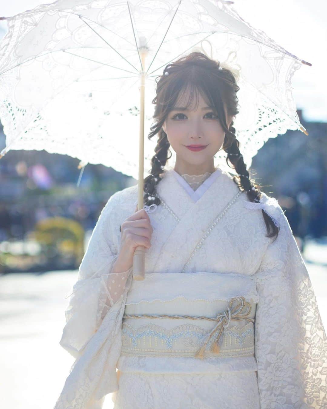 吉見衣世のインスタグラム：「あけましておめでとうございます！！！  今年もよろしくお願い致します🐯  レースのお着物着ました✨✨  #新年#あけおめ#2022#happynewyear#浅草#レトロ着物#着物#レース着物」