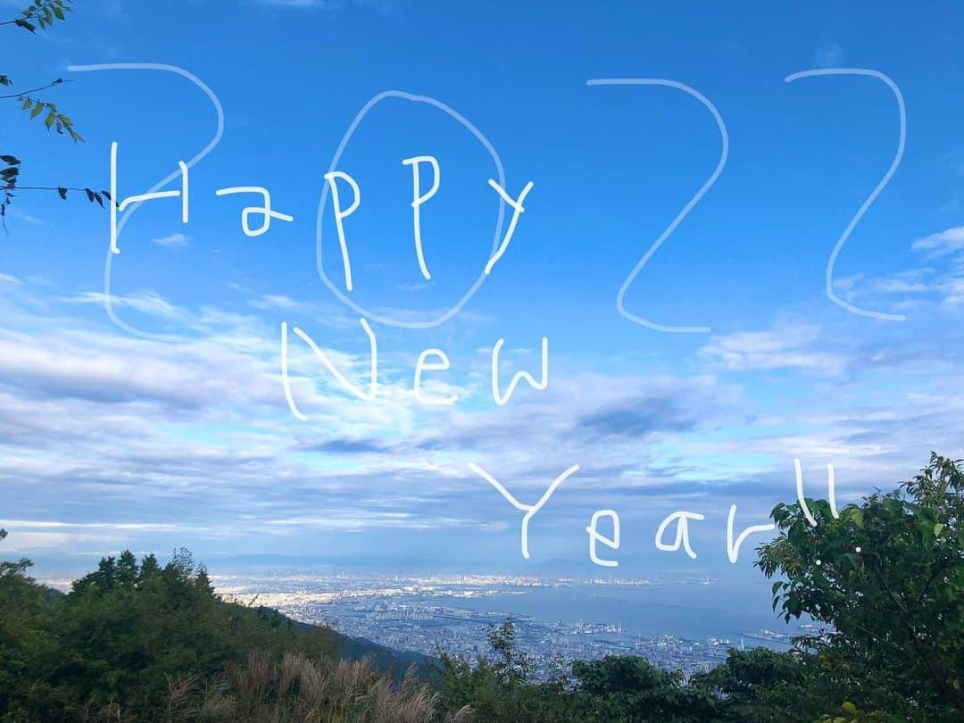 坂本ひろ美さんのインスタグラム写真 - (坂本ひろ美Instagram)「あけましておめでとうございます🎍☀️ 2022年!!嬉しい出来事で溢れる年にしたいです。🐯 いつも応援や暖かいメッセージありがとうございます‼︎ たくさんの方々に支えられて今年も迎える事ができました。 皆様にとっても、よい１年になりますように…！ 今年もよろしくお願いいたします。✨」1月1日 12時10分 - sakamoto_sard