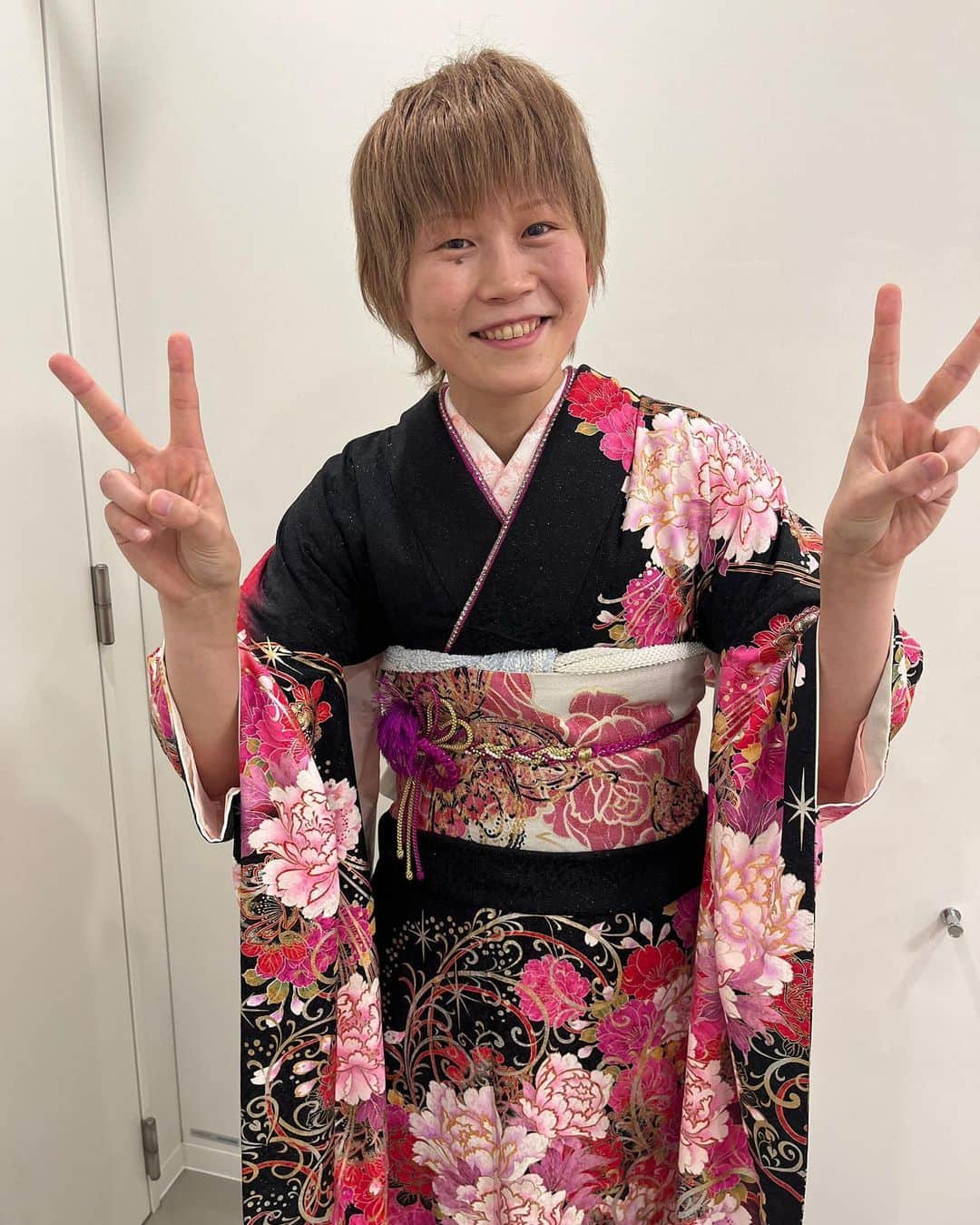 高田真希のインスタグラム：「あけましておめでとうございます🎍 1月1日 午後3時〜 『お正月だよ！笑点大喜利まつり』 に出演させていただきます🙇‍♀️ 振袖着ました😎成人式の前撮り以来✨ まさか笑点に出れるなんて😭 ぜひ笑点みてくださいね😌 元旦から試合も3時からあるので両方みてね〜🏀 2021年もよろしくお願いします🙇‍♀️  #こんな一面もあります #似合ってるかな #元旦からお見苦しい姿すんません #でも大喜利含め最高な経験 #あの笑点だよ #笑点　#振袖」