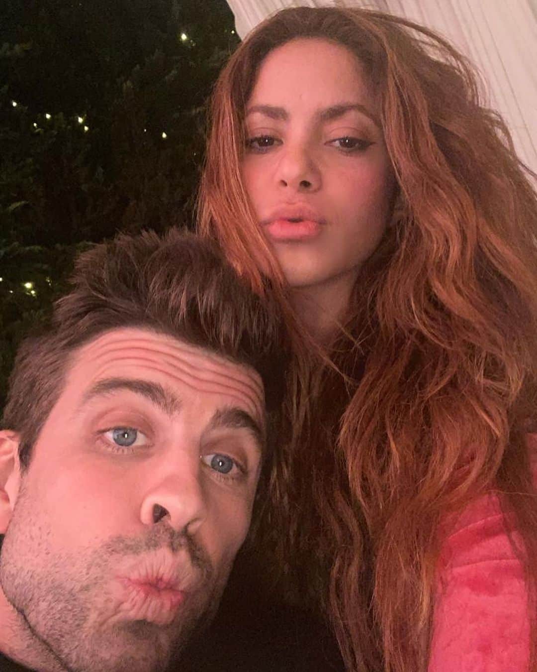 シャキーラのインスタグラム：「Let’s whistle our way to 2022!  … Y los últimos besitos del 2021!」