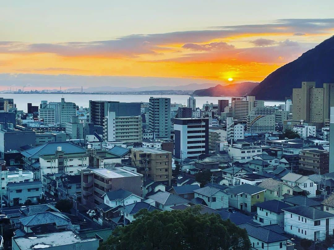 徳尾浩司さんのインスタグラム写真 - (徳尾浩司Instagram)「明けましておめでとうございます。今年も一つずつ頑張っていきます。よろしくお願いします。  ＃別府」1月1日 7時27分 - writer_tokuo