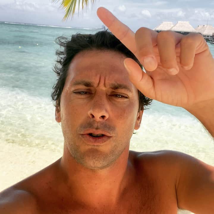 ジェレミー・フローレスのインスタグラム：「Je vous souhaite une bonne année à tous ! Meilleurs vœux, pleins de bonnes choses, la santé, la famille ! Ne lâchez rien, toujours croire en ses rêves. Merci à ma famille, mes amis et vous tous pour les bonnes énergies ❤️ #2022 Merci au Surf de nous permettre de vivre cette vie 🤙🏼」