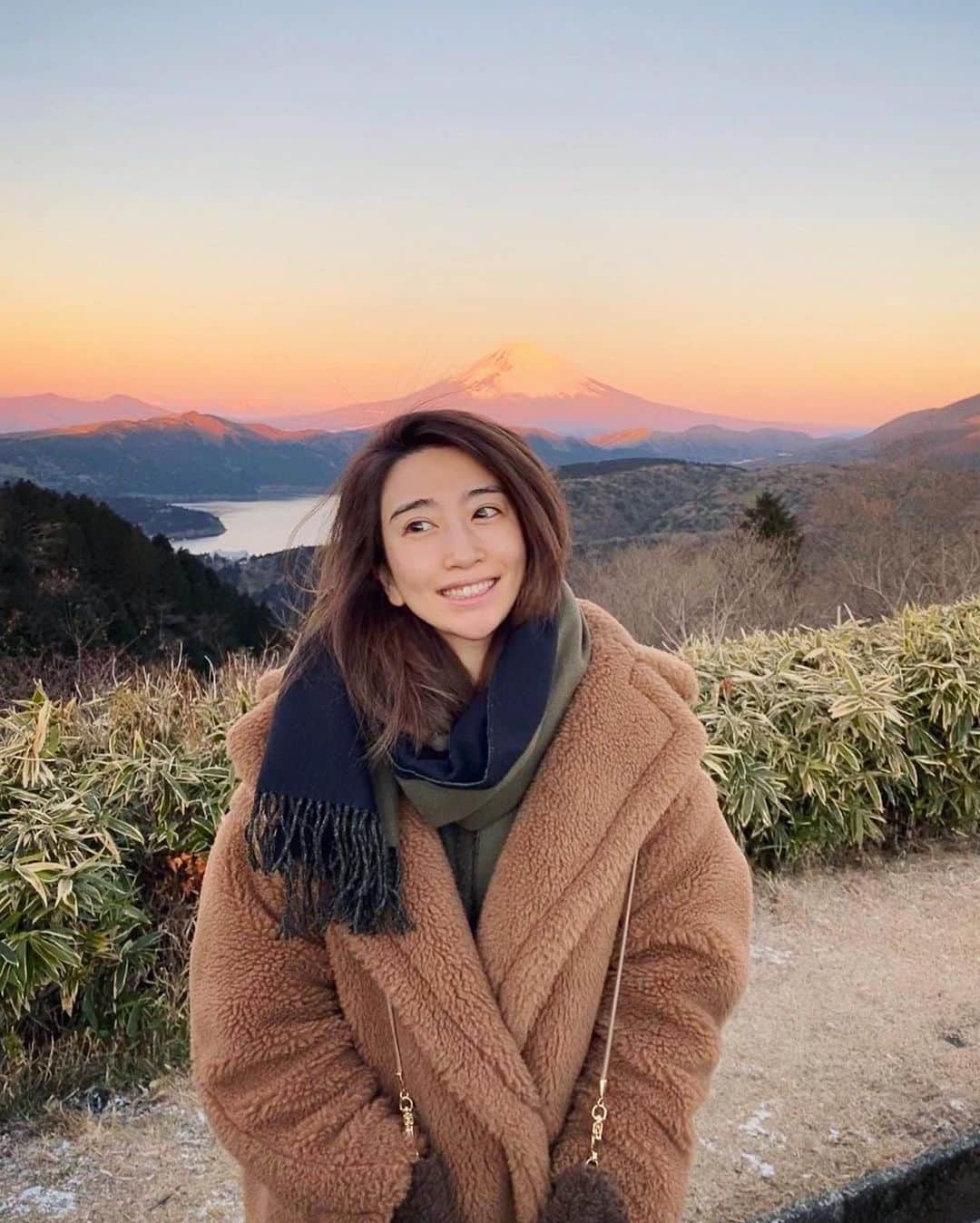 木嶋真優のインスタグラム：「HAPPY NEW YEAR 2022🥳 今年は早起きして初日の出と 赤富士🗻 起きれたぞ！ 今年はみなさんが幸せで 穏やかに過ごせますように。 そして今日の 朝日小学生新聞元旦号 二面にインタビュー載ってます。 未来を担う子どもたちへいっぱいお話させて頂きました。 みんな読んでね🗞 #newyear #富士山　#mountfuji」