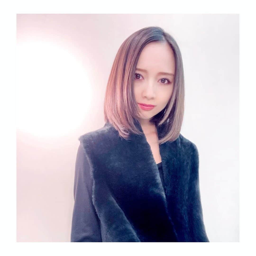 宮本笑里のインスタグラム：「あけましておめでとうございます🎍  2022年も、音楽で繋がれたら幸せです。  どうか皆様が笑顔多い一年でありますように。  共に、生きていきましょう。  本年もどうぞ宜しくお願い致します。  #2022 #宮本笑里」