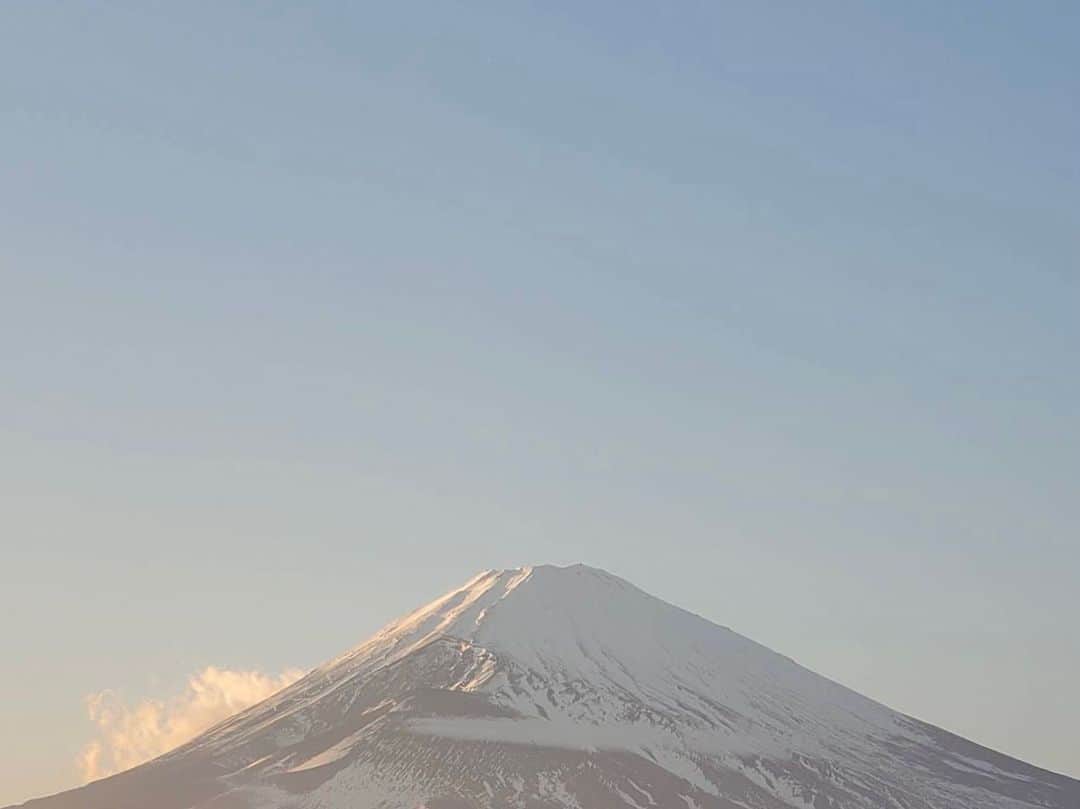 浅本美加のインスタグラム：「🗻  I hope you guys have a happy new year  #mountfuji#mountain#montagne#berg#산」