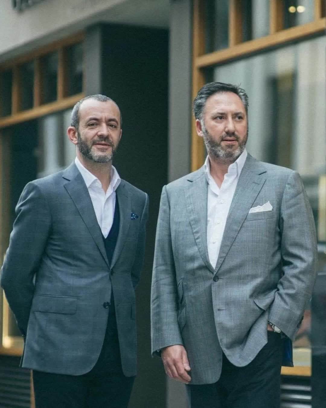 ガジアーノ&ガーリングのインスタグラム：「It's coming to the end of 2021 here in Savile Row London, and we want to say a final HAPPY NEW YEAR from Tony, Dean & everyone on the team🥂  If you haven't subscribed to our newsletter, please do so on the pop up on our website; We have loads of exciting news in 2022 that you will not want to miss out on.  See you all in the New Year! Gaziano Girling」