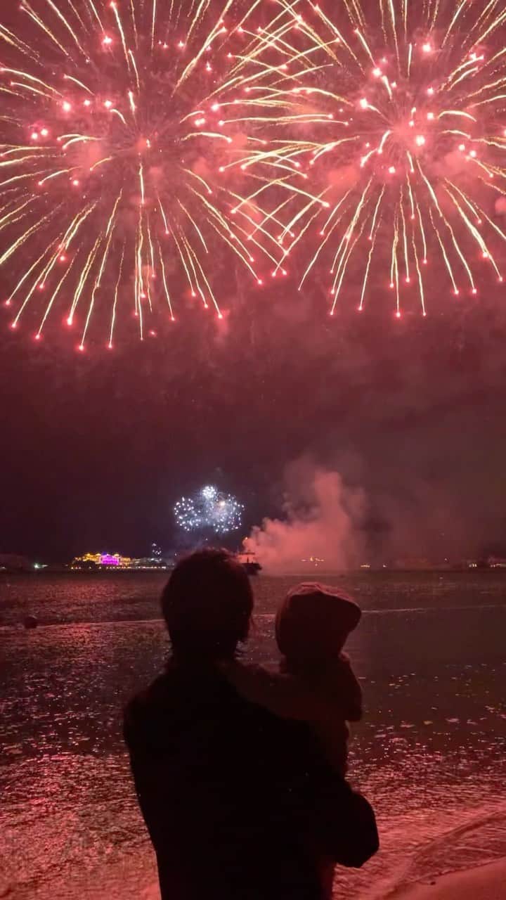 エレーナ・イリニフのインスタグラム：「С Новым Годом! ✨🎉❤️  Много радости и волшебства в Новом году! ✨」