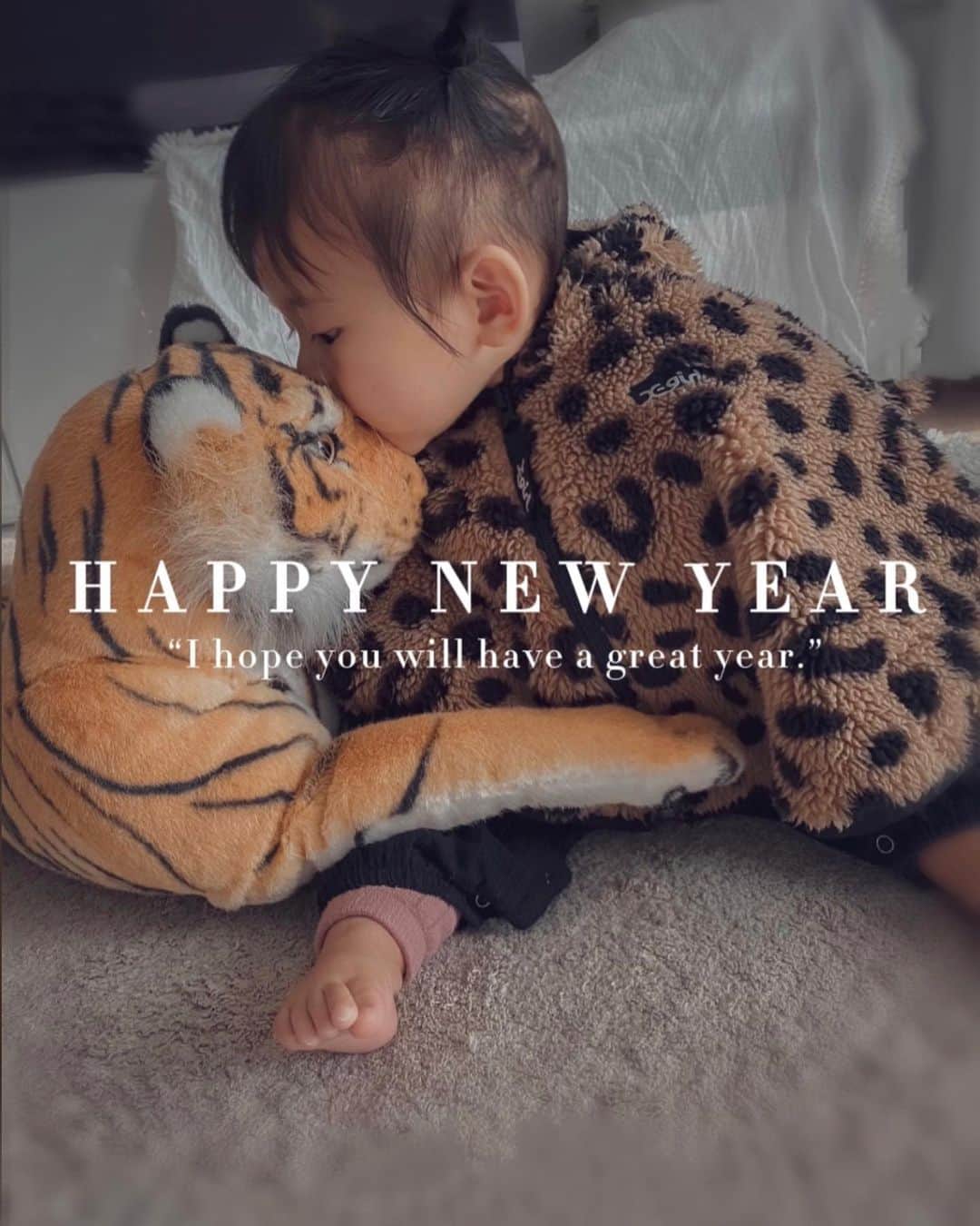 ᗰᗩYᑌᑕᕼIのインスタグラム：「𝗛𝗮𝗽𝗽𝘆 𝗡𝗲𝘄 𝗬𝗲𝗮𝗿 𝟮𝟬𝟮𝟮🐅♡  去年はお世話になりました。 ママになり初めての育児に 駆け抜けた1年でしたが 今年も更にパワーアップして 楽しく有意義な1年になりますように🥰  とりあえず、課題は もっとSNSに復帰することと #産後ダイエット (笑)  皆様も素敵な一年になりますように✨  #お正月 #happynewyear  #年賀状 #10ヶ月ベビー #女の子ママ」