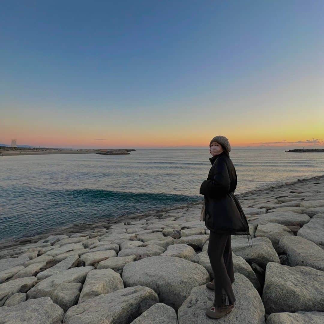 工藤綾乃さんのインスタグラム写真 - (工藤綾乃Instagram)「あけましておめでとうございます㊗️  初日の出を見て参りました！一年の最初はやっぱり海と太陽です。宮崎の太陽にはたくさんパワーを貰いました！！ 一年、気合い入れて頑張ります！」1月1日 9時06分 - ayano_kudo_official