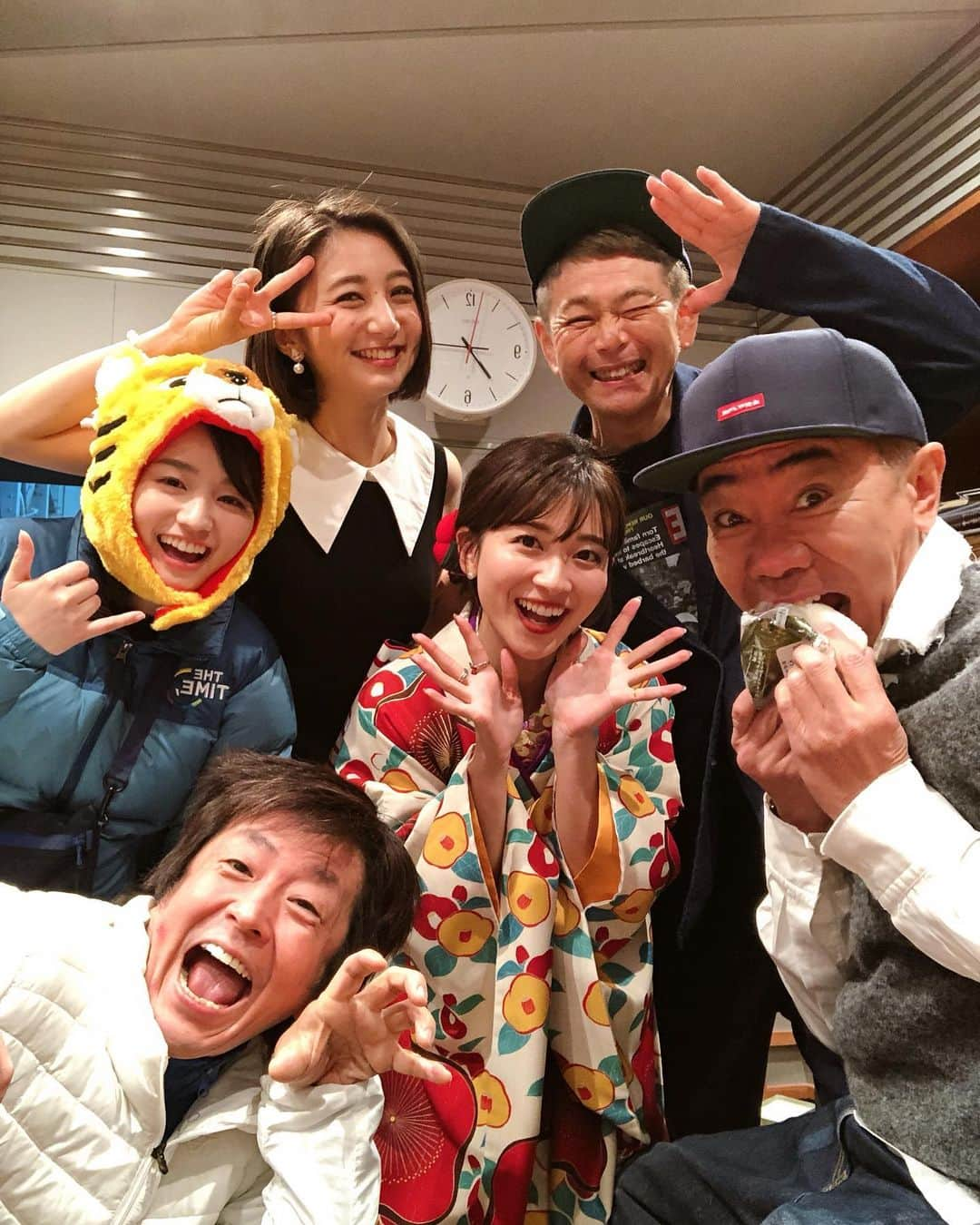 山本里菜さんのインスタグラム写真 - (山本里菜Instagram)「. 2022年！！明けまして おめでとうございます🌅🎍  木梨の会。からスタートしました😆💕みんなでワイワイ楽しい元日です🐯✨  今年も木梨の会。よろしくお願いします🙇‍♀️❤️  着物👘....和風館ICHI  #木梨の会 #新年　#明けましておめでとうございます #2022 #tbsラジオ　#着物　#虎年」1月1日 9時08分 - rinayamamoto_0622