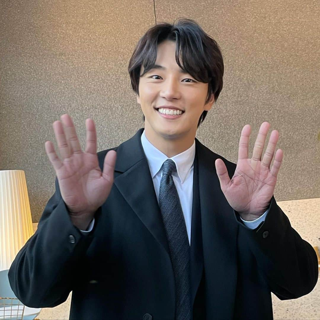 ユン・シユンのインスタグラム：「happy new year!   2022년 새해가 밝았습니다  호랑이의 해, 바로 우리 배우님의 해 🐯  밝게 웃으며 오늘 하루를 시작하세요~」