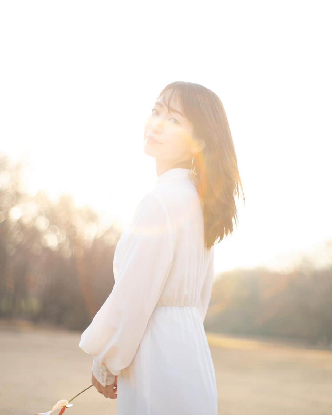 上野なつひのインスタグラム：「2022年  新年明けましておめでとうございます⛩✨  Instagramを通じて皆さんと交流が出来ていつも元気を頂き、支えてもらってます💐 いつもありがとうございます。 とにかく心も身体も健康第一で☺️  皆様にとっても飛躍ある、最高の年であることを願っております。 本年も宜しくお願い申し上げます😊」