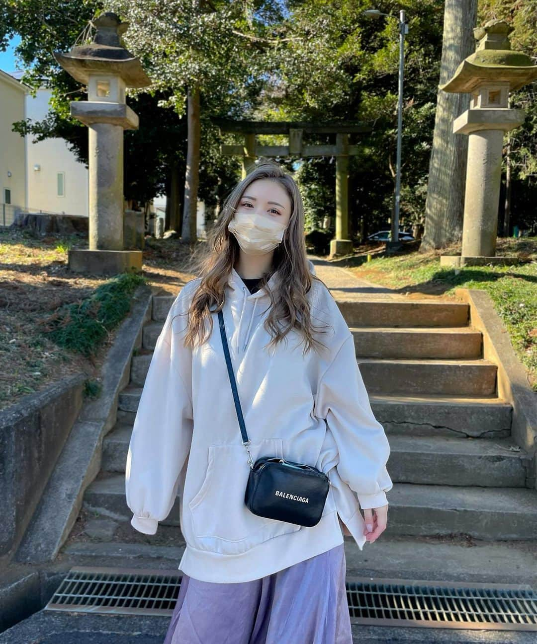 伊藤愛真さんのインスタグラム写真 - (伊藤愛真Instagram)「初詣⛩ おみくじはみんな仲良く えま、ママ、ハナ、小吉でした☃️❤️ ほんっと寒かった！！！ YouTubeも撮ってみたよ！ いつ公開できるかなあっ🤭 . スカートおニューなんだけど いつもお馴染みriendaの❤︎」1月1日 21時15分 - __emagram