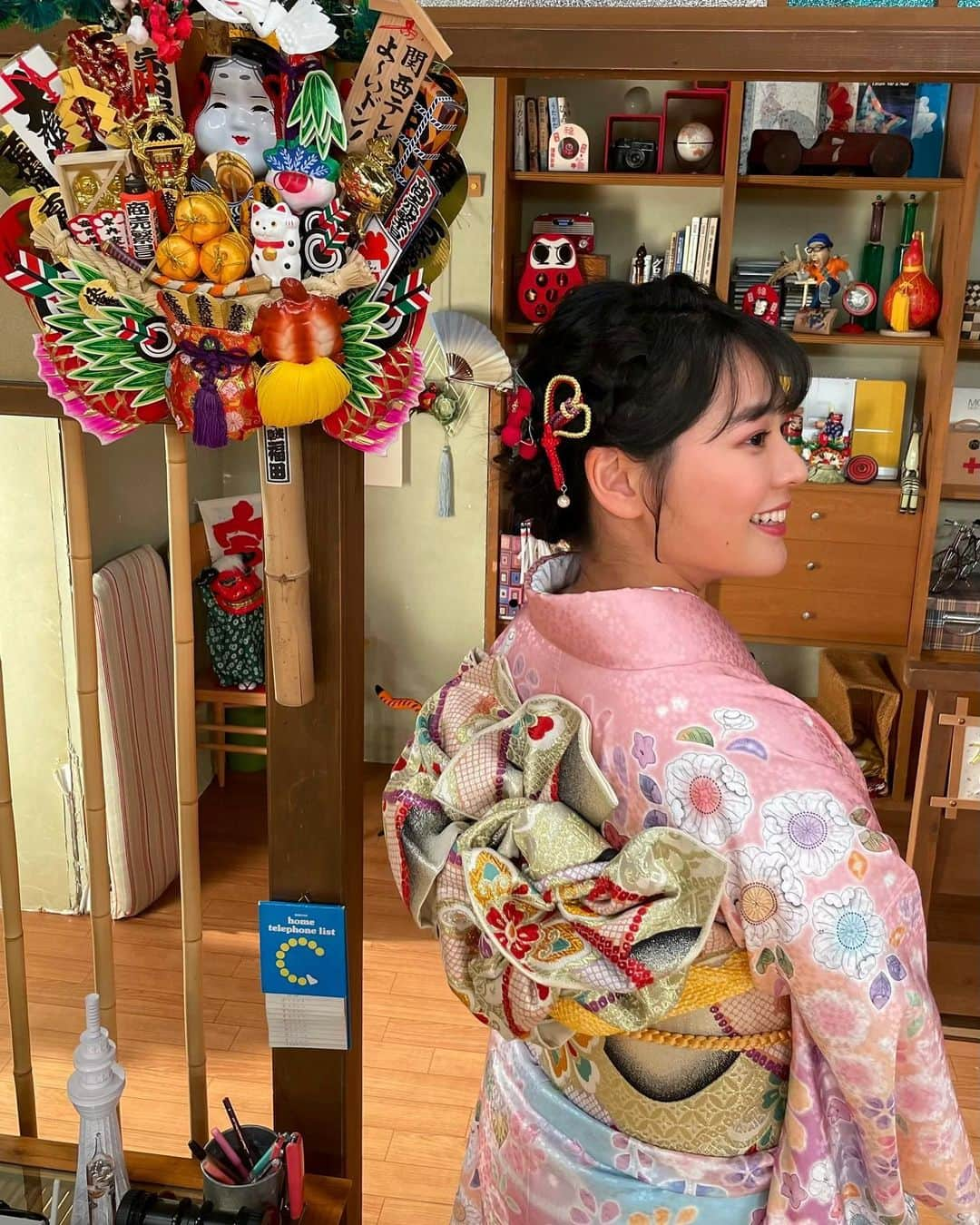 谷元星奈さんのインスタグラム写真 - (谷元星奈Instagram)「* ヘアセットや帯も素敵に仕上げて頂きました👘✨  #カンテレ#よーいドン#アナウンサー#着物 #ヘアセット#振袖#ヘアメイク#帯#編み込み#メイク」1月1日 21時16分 - tanimoto_seina