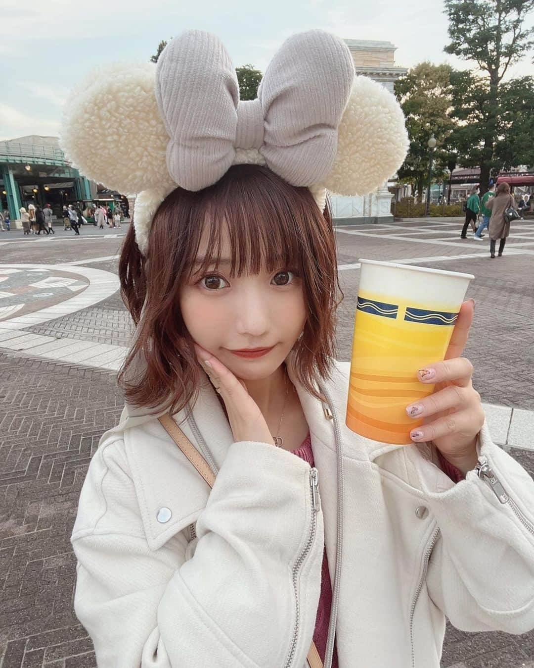 小林智絵さんのインスタグラム写真 - (小林智絵Instagram)「. . . . . 夢の国の必需品...🍺💕 . . . . . #disney #disneysea #disneyland #ディズニーコーデ #ディズニーシー #ディズニーランド #ディズニー #ディズニーカチューシャ #ディズニーフード #白コーデ #ピンクコーデ #vuitton #vuittonbag #ヴィトン #ヴィトンバッグ #ボブ #ボブアレンジ #ボブヘアアレンジ #イエベ秋 #イエベ #イエベメイク #年齢逆行アイドル」1月1日 19時52分 - kobayashichie_1012