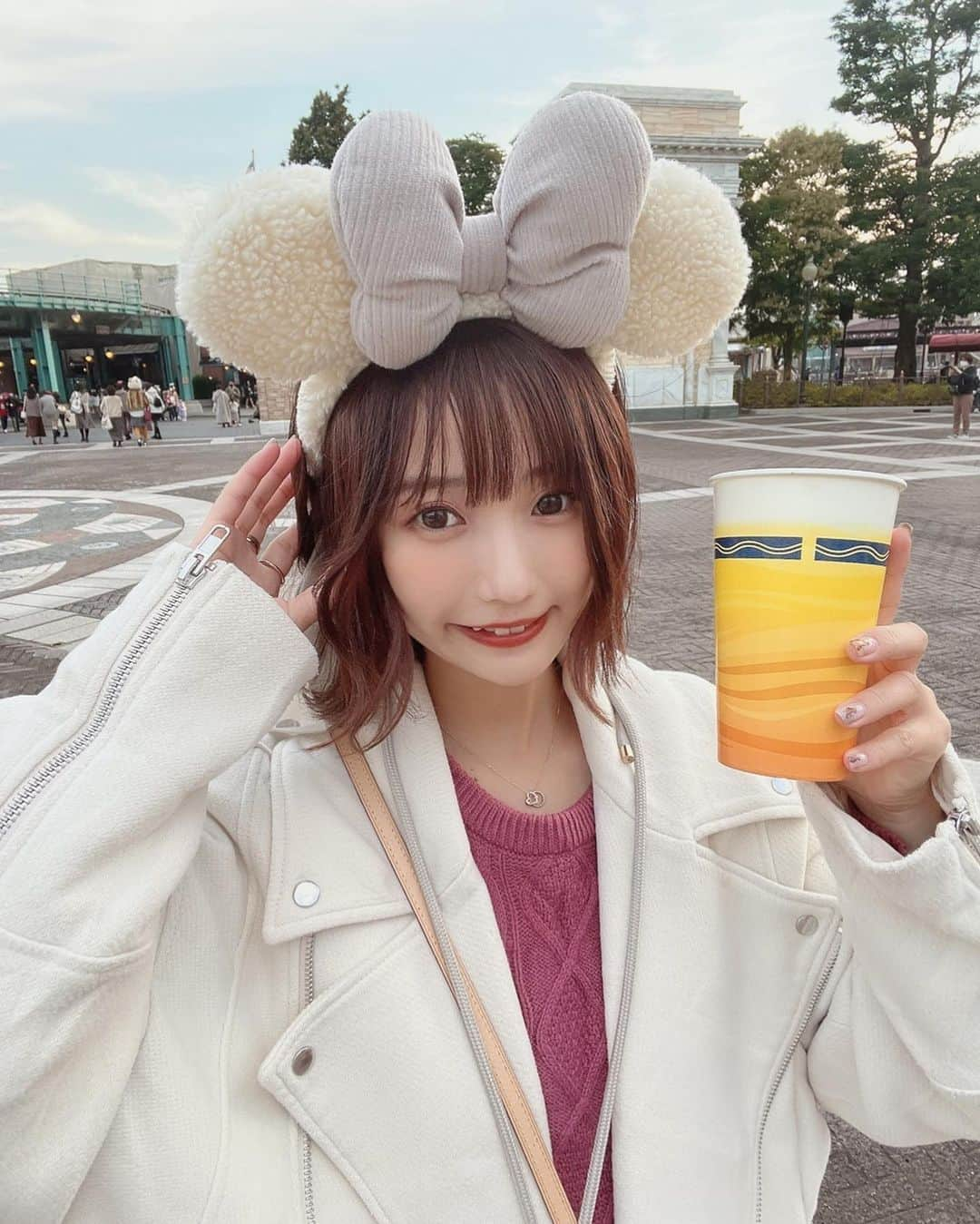 小林智絵さんのインスタグラム写真 - (小林智絵Instagram)「. . . . . 夢の国の必需品...🍺💕 . . . . . #disney #disneysea #disneyland #ディズニーコーデ #ディズニーシー #ディズニーランド #ディズニー #ディズニーカチューシャ #ディズニーフード #白コーデ #ピンクコーデ #vuitton #vuittonbag #ヴィトン #ヴィトンバッグ #ボブ #ボブアレンジ #ボブヘアアレンジ #イエベ秋 #イエベ #イエベメイク #年齢逆行アイドル」1月1日 19時52分 - kobayashichie_1012