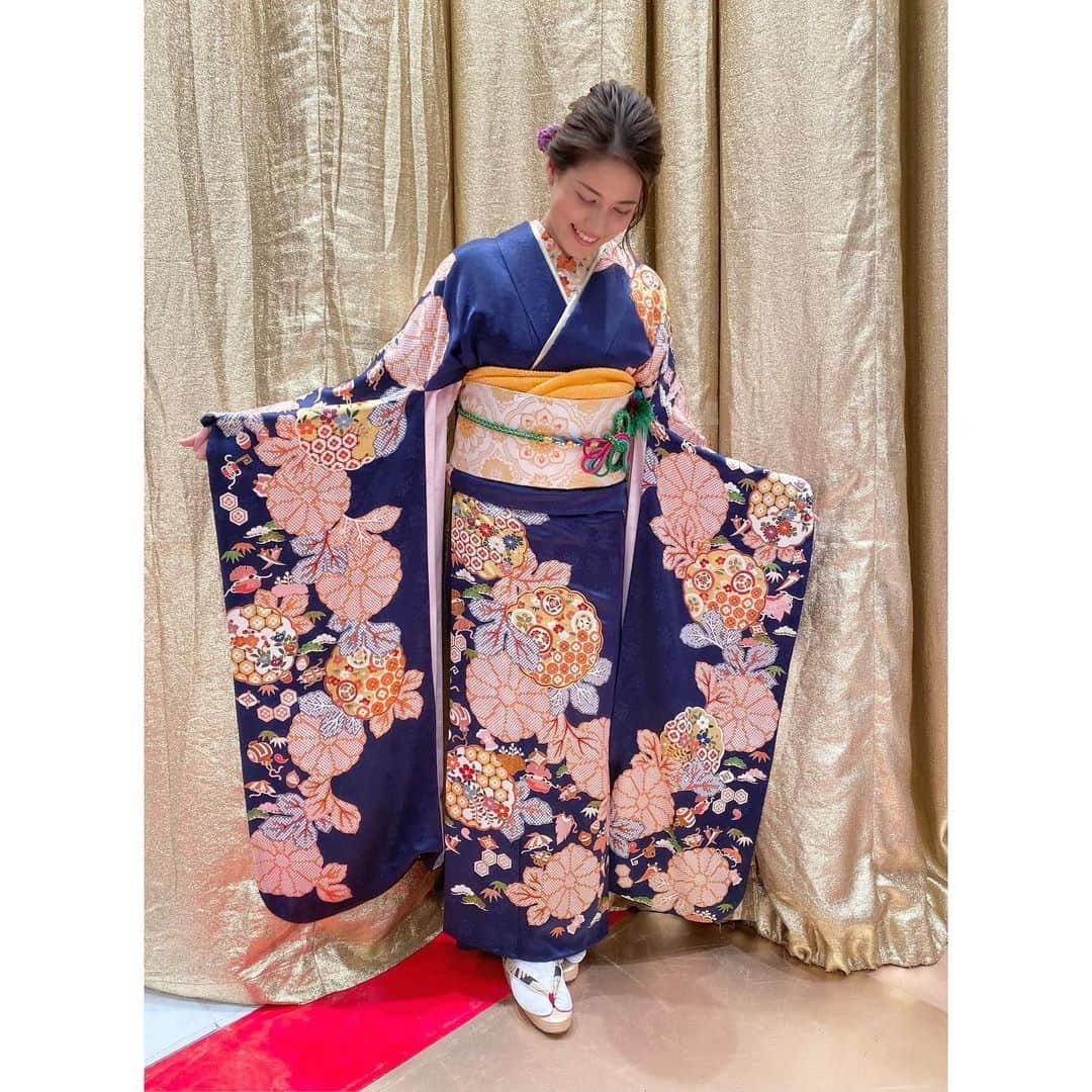 永島優美さんのインスタグラム写真 - (永島優美Instagram)「* 明けましておめでとうございます🎍✨  #爆笑ヒットパレード で仕事始めでしたが 芸人さんたちの体力、改めて尊敬します😂🙏🏻  テレビの前で一緒に笑ってくださった皆さま ありがとうございました😆  今年も宜しくお願い致します🌅  #happynewyear #kimono  #藍色 初めて着ました🤭」1月1日 19時51分 - yuumi_nagashima