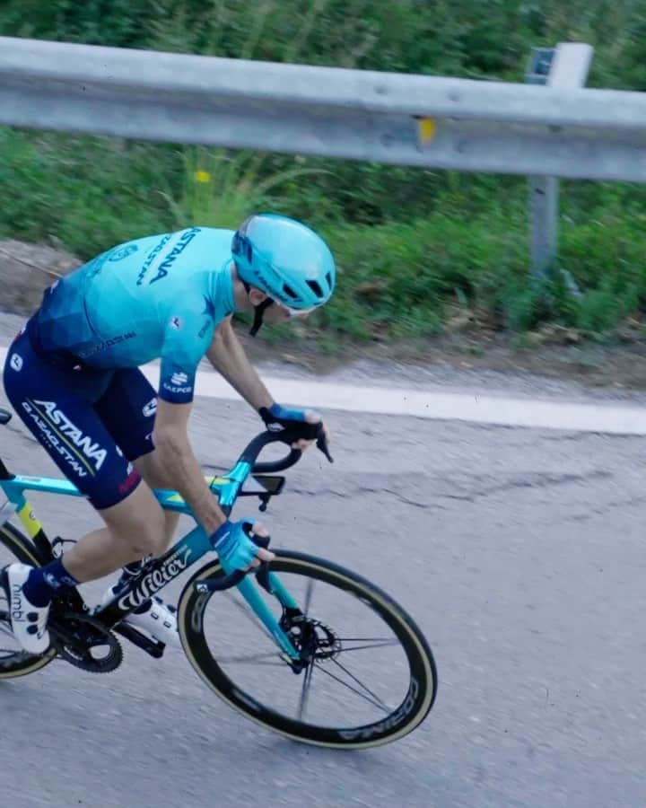 ヴィンチェンツォ・ニバリのインスタグラム：「Inizia la mia nuova avventura Happy new Year 🥳 🍾🥂 @astanapremiertech  @wiliertriestina  #squalodellostretto」