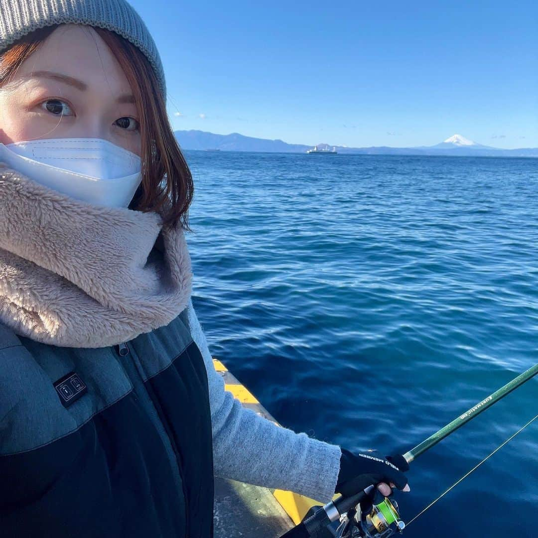 蛯原天のインスタグラム：「釣り始め。富士山とさるびあ丸を眺めながら。 ⁡ #伊豆大島 #さるびあ丸 #伊豆諸島 #東京諸島 #東海汽船 #japantrip #tokyo #fishing #釣り #海釣り #堤防釣り #元町港 #アウトドア #謹賀新年 #あけましておめでとう #happynewyear #船旅 #リゾート #国内旅行 #東京旅行 #tokyotrip #富士山 #mtfuji #電熱ジャケット #帰省 #帰省コーデ」