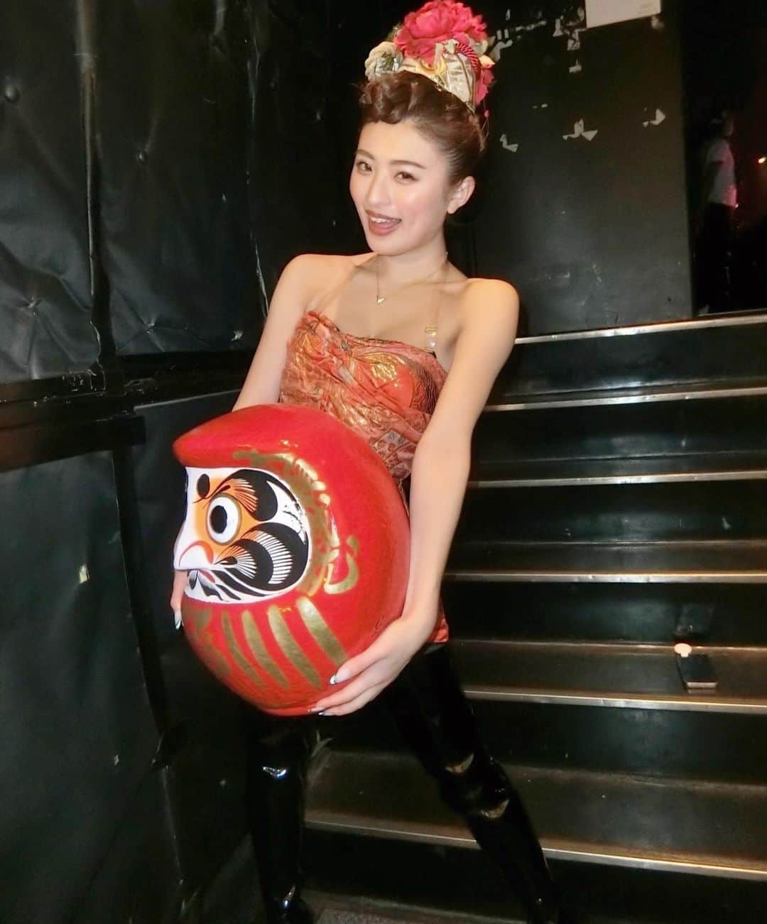 MIYABIのインスタグラム：「新年、いかがお過ごしですか？🎍✨ ミヤビは親戚みんなで集まってワイワイしてました👨‍👩‍👧‍👦  皆様💜2022年の抱負はもう決まりましたか？☺️  昨年のMVPにボスが選んでくださったので、今年はもっともっと自分を磨いて、レベルアップしたミヤビームをお届けできるよう頑張りたいと思います💪🏼🎌  これからも皆様の愛💓お待ちしてますっ🥰  #あけおめ🌅」