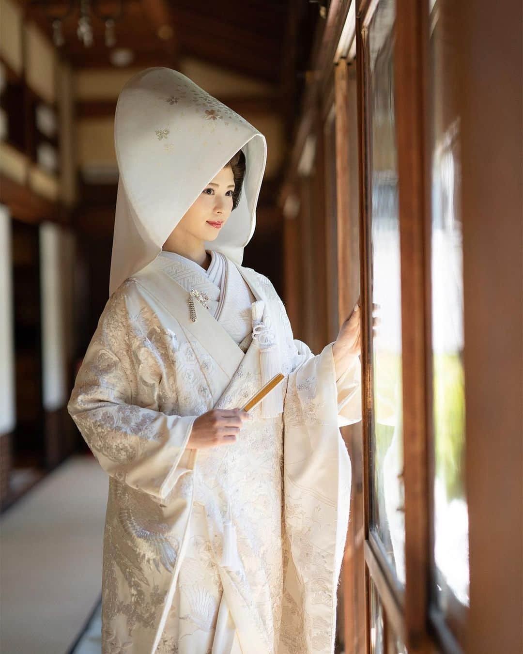 山本成美のインスタグラム：「⁡  🎍2022年🎍 あけましておめでとうございます✨ お家でお節食べながらのんびり過ごしてます♪ みなさんはいかがお過ごしですか？🐾 ⁡ ⁡ ⁡ ⁡ ⁡ ⁡ 新年早々ひとつお知らせが☺️ ⁡ ⁡ ⁡ ⁡ ⁡ ⁡ 私昨年結婚いたしました！ コロナ禍ということもありなかなかお知らせするタイミングが難しくて… ⁡ 秋に伊勢で挙式等々済ませてそのときの写真が年末に届いたので新年のご挨拶とともにご報告させていただきます。😊 ⁡ ⁡ インスタはこれからも変わらずマイペースに更新するので ✨2022年もよろしくお願いいたします✨ ⁡ ⁡ ⁡ ⁡ #2022」