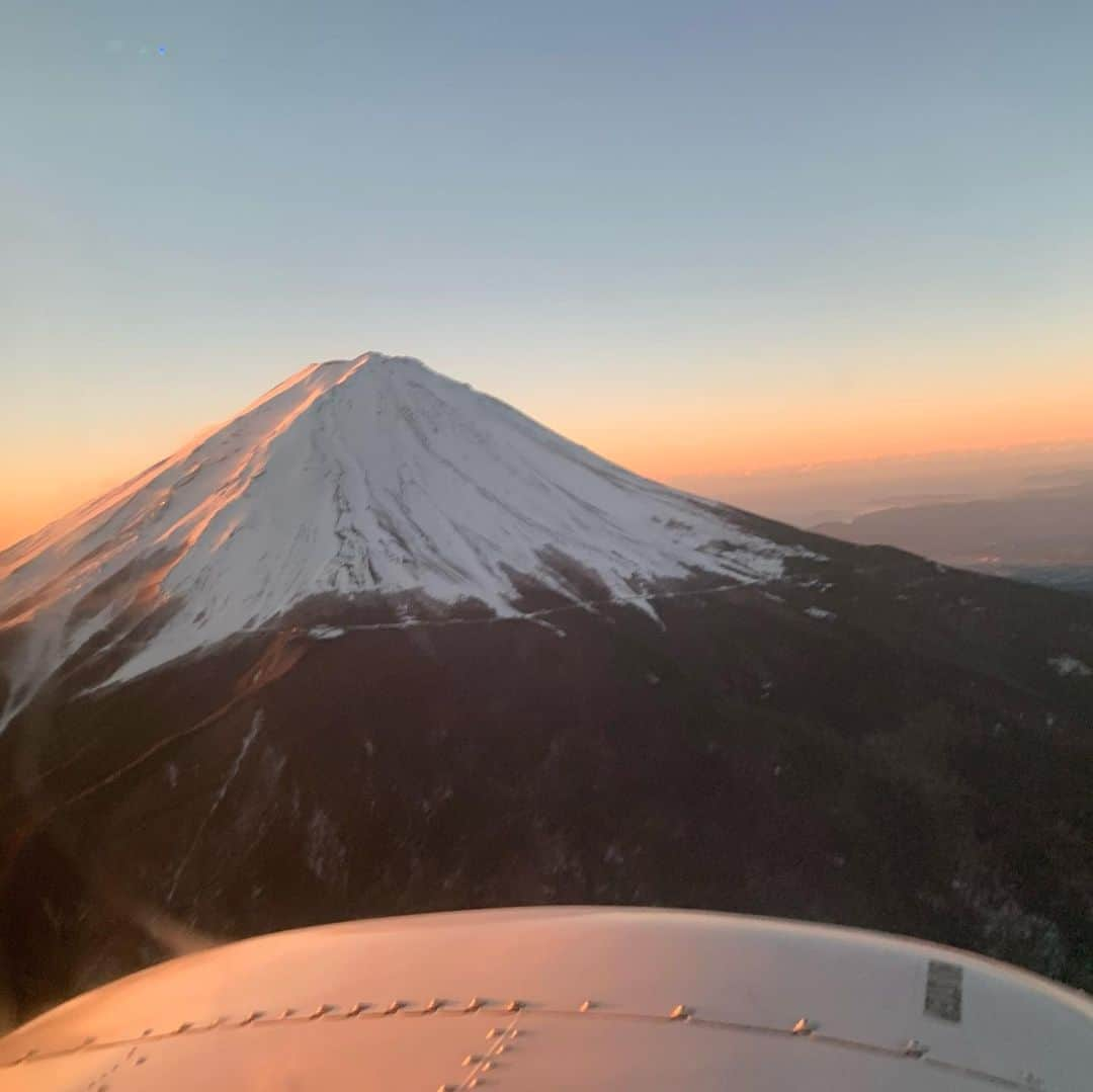 中島芽生さんのインスタグラム写真 - (中島芽生Instagram)「🚁 オスカル中島です。 新年早々、強めの写真で失礼致します…  改めましてあけましておめでとうございます🎍✨ 2022年もどうぞ宜しくお願い致します！  今年は元旦からヘリコプターで富士山越しの初日の出を中継させて頂きました。  この富士山のヘリコ中継は日本テレビは24年目となり 私で8代目のリポーターということで、 その歴史も感じながら務めさせて頂きました。  初めてヘリコプターに乗ってもらおうかと思っているとお話しを頂いた時には 自分には出来ない！と思いましたし、 オスカル様になってもらいたいと言われた時には、 い、いや、さすがに無理！！！と思いました。  ただ、今年入社10年目になる年なのですが、 何か新しいチャレンジを！ ということで、思い切って飛び込んで見たところ、 今まで見たことのない景色を見させて頂きました。  去年は世界中が我慢や忍耐が求められる1年だったと思います。 そうした中、今日の初日の出の「清く正しく美しい」光は、 そんな去年1年をも肯定し、また新しい1年を後押ししてくれる光にも見えました。  その素晴らしい景色を大好きな宝塚の力を借りながら お伝え出来たので、 本当に有難い限りで幸せな時間でした。  強風で、上下左右に揺れ続けるヘリコプターを操縦して下さった 朝日航洋さんをはじめ、技術チームの皆さんの チームワークと匠の技にも感動しました。 ありがとうございました。  朝早くから中継を見て下さった皆様、 聞き取りづらい点や見づらいところも多々あったと思いますが、 チャンネルを変えずに見て下さりありがとうございました。  朝起きて、突然ワイプに現れたオスカルを見て、 誰だこいつ！？と驚かれた皆様、 朝から顔の方が騒がしくて失礼致しました。  最後に、中継の際に流した宝塚の曲をご紹介します。  #この愛よ永遠に #愛あればこそ #ひかりふる路 #闇が広がる #私だけに  （選曲やタイトルなども、アプレジェンヌスタッフにも相談して、 こだわって選ばせて頂きました🙏）  どうぞ2022年が皆様にとって素晴らしい1年となることを お祈りしております。  本年もどうぞ宜しくお願い致します。  #富士山とオスカル #初日の出 #色々渋滞しております🚗🚙🚕 #スタジオの皆さんがフォローしてくれているのを録画で確認 #ありがとうございます #ベルサイユのばら #オスカル #中島芽生」1月1日 20時08分 - mei_nakajima