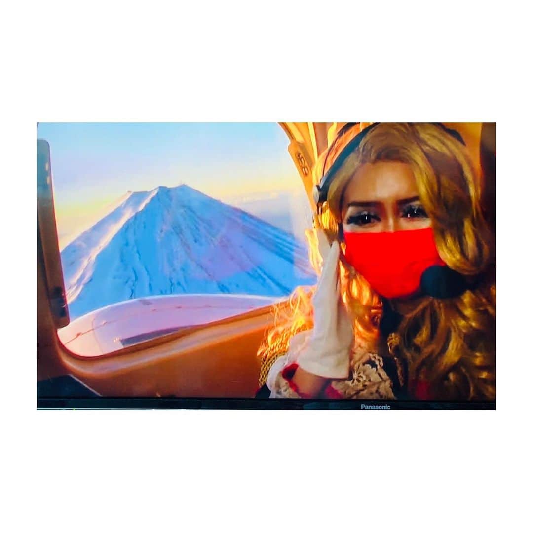 中島芽生さんのインスタグラム写真 - (中島芽生Instagram)「🚁 オスカル中島です。 新年早々、強めの写真で失礼致します…  改めましてあけましておめでとうございます🎍✨ 2022年もどうぞ宜しくお願い致します！  今年は元旦からヘリコプターで富士山越しの初日の出を中継させて頂きました。  この富士山のヘリコ中継は日本テレビは24年目となり 私で8代目のリポーターということで、 その歴史も感じながら務めさせて頂きました。  初めてヘリコプターに乗ってもらおうかと思っているとお話しを頂いた時には 自分には出来ない！と思いましたし、 オスカル様になってもらいたいと言われた時には、 い、いや、さすがに無理！！！と思いました。  ただ、今年入社10年目になる年なのですが、 何か新しいチャレンジを！ ということで、思い切って飛び込んで見たところ、 今まで見たことのない景色を見させて頂きました。  去年は世界中が我慢や忍耐が求められる1年だったと思います。 そうした中、今日の初日の出の「清く正しく美しい」光は、 そんな去年1年をも肯定し、また新しい1年を後押ししてくれる光にも見えました。  その素晴らしい景色を大好きな宝塚の力を借りながら お伝え出来たので、 本当に有難い限りで幸せな時間でした。  強風で、上下左右に揺れ続けるヘリコプターを操縦して下さった 朝日航洋さんをはじめ、技術チームの皆さんの チームワークと匠の技にも感動しました。 ありがとうございました。  朝早くから中継を見て下さった皆様、 聞き取りづらい点や見づらいところも多々あったと思いますが、 チャンネルを変えずに見て下さりありがとうございました。  朝起きて、突然ワイプに現れたオスカルを見て、 誰だこいつ！？と驚かれた皆様、 朝から顔の方が騒がしくて失礼致しました。  最後に、中継の際に流した宝塚の曲をご紹介します。  #この愛よ永遠に #愛あればこそ #ひかりふる路 #闇が広がる #私だけに  （選曲やタイトルなども、アプレジェンヌスタッフにも相談して、 こだわって選ばせて頂きました🙏）  どうぞ2022年が皆様にとって素晴らしい1年となることを お祈りしております。  本年もどうぞ宜しくお願い致します。  #富士山とオスカル #初日の出 #色々渋滞しております🚗🚙🚕 #スタジオの皆さんがフォローしてくれているのを録画で確認 #ありがとうございます #ベルサイユのばら #オスカル #中島芽生」1月1日 20時08分 - mei_nakajima
