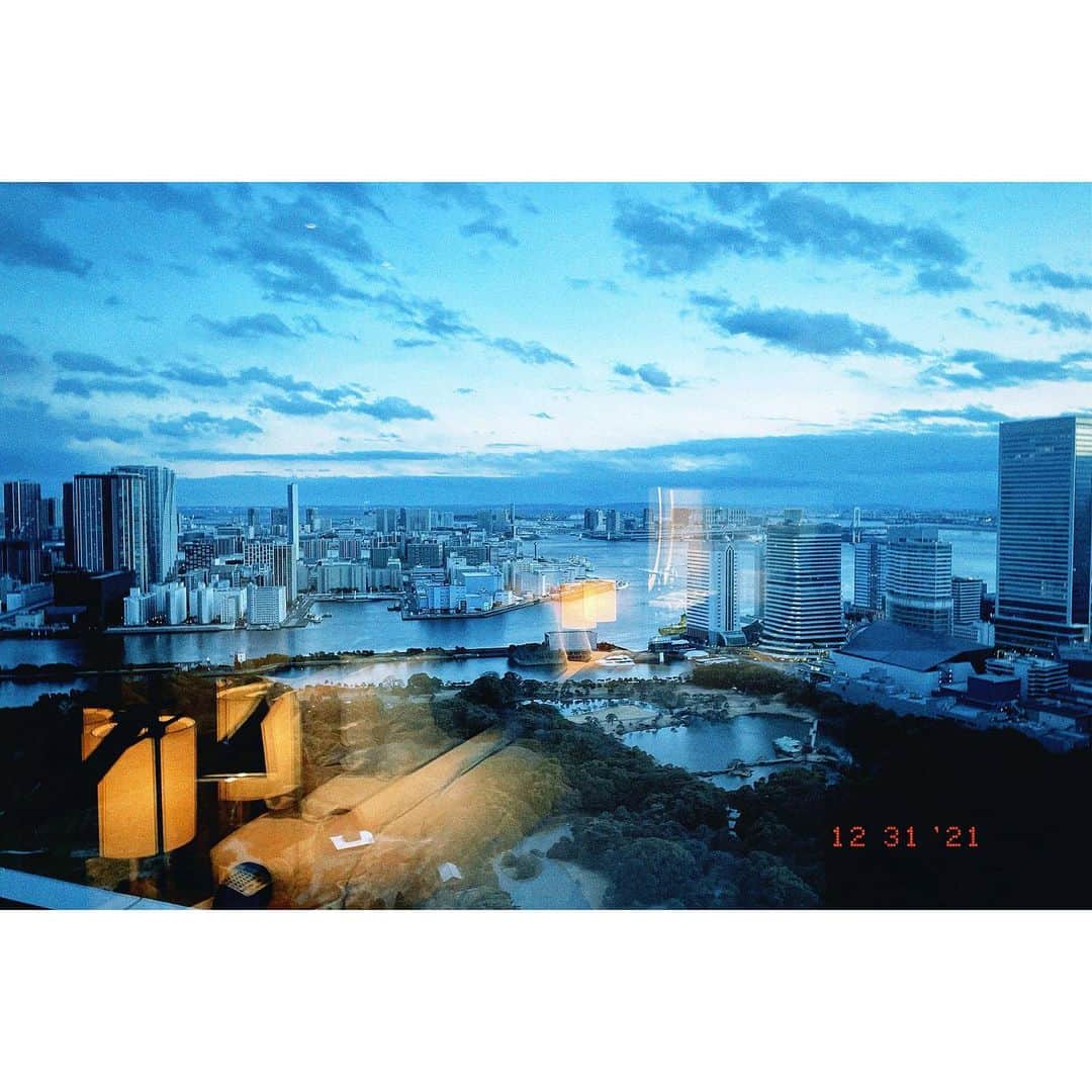 小寺智子さんのインスタグラム写真 - (小寺智子Instagram)「・ ・ 2022.1.1  2021 ▶︎▶︎ 2022  大晦日はコンラッド東京にステイ。  ごちそうでおなかいっぱいのまんま ベッドでゴロゴロしながらテレビ。 読書しながら長風呂。 シャンパンとチョコレート。 真夜中のポテトチップス。  朝も夜も絶景な海側のお部屋。 チェックアウト後の2時間エステ。  ただただ幸せすぎた🥺♡  さて、2022年、がんばるぞぃ🕊」1月1日 20時16分 - tomoko_kodera