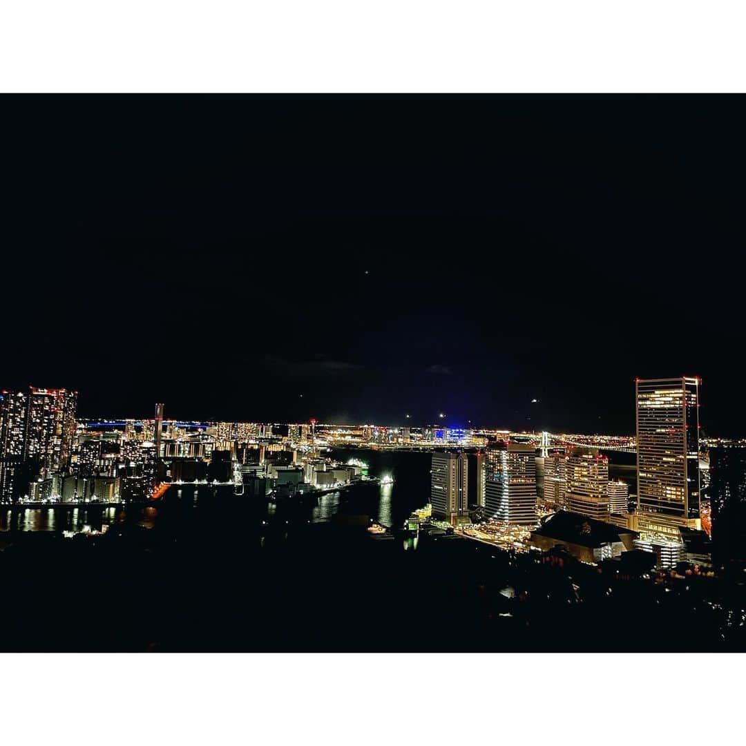 小寺智子さんのインスタグラム写真 - (小寺智子Instagram)「・ ・ 2022.1.1  2021 ▶︎▶︎ 2022  大晦日はコンラッド東京にステイ。  ごちそうでおなかいっぱいのまんま ベッドでゴロゴロしながらテレビ。 読書しながら長風呂。 シャンパンとチョコレート。 真夜中のポテトチップス。  朝も夜も絶景な海側のお部屋。 チェックアウト後の2時間エステ。  ただただ幸せすぎた🥺♡  さて、2022年、がんばるぞぃ🕊」1月1日 20時16分 - tomoko_kodera