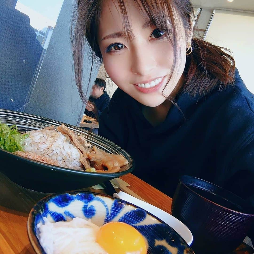 浅乃ハルミのインスタグラム：「あけましておめでとうございます!! 年越し蕎麦は食べましたか(^^) 昨年もコメントにイイネ 沢山ありがとうございます。 今年も身体に気をつけて ニコニコ笑顔の溢れる楽しい年に一緒にしていきましょう。  Wishing you a new year rich with the blessings of love, joy, warmth, and laughter.  2022年 元旦　　浅乃ハルミ  【Twitterにセクシーな限定動画や画像更新中〜ProfileからTwitterに来てください🤤🔞 Twitter limited my sexy video is being updated❤】  #チャットレディしています #チャットレディ浅乃ハルミ #チャットレディの日常 #新年あけましておめでとうございます🎍🌅 #パーカー女子 #パーカー女子最強説 #蕎麦屋 #東京蕎麦屋 #東京とろろそば #東京とろろそば相模大野店 #ゆで太郎 で結局年越し蕎麦(笑) #年越し蕎麦 #年越しそば  ※プロフィールからTwitterに飛ぶ時アダルト際どい画像等投稿中の為 センシティブ表示出ます〜ググって皆さん自身の設定変更しておくれ〜宜しく!笑」