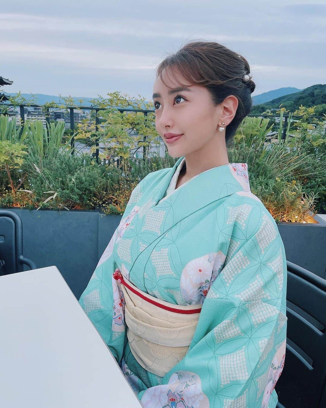 のインスタグラム：「明けましておめでとうございます🕊🤍✨ みなさま今年もよろしくお願い致します🌅 素敵な一年になりますように🌛  #2022 #happynewyear」
