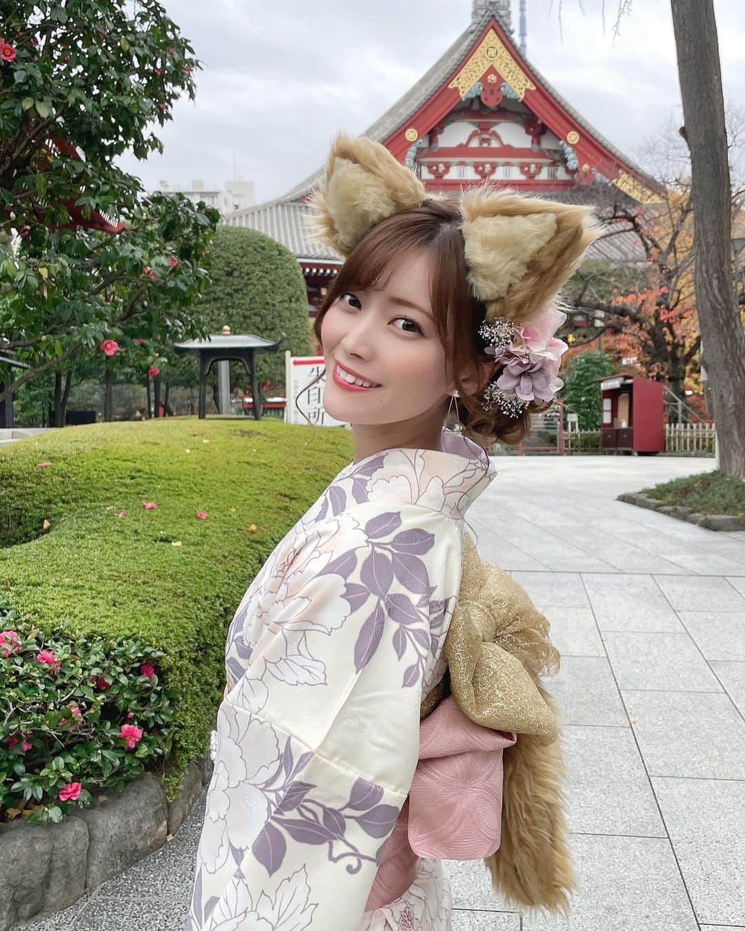 橋本真帆のインスタグラム：「♡ 新年明けましておめでとうございます⛩🎍 昨年は沢山の人に支えられた1年でした！ みんないつも本当にありがとう😊 今年は私らしく頑張るので皆さま今年もよろしくお願いします🥰 . . . .  #どんぎつね #どん兵衛  #まだまだ続きます  #浅草 #着物 #着物レンタル #さわだ屋 #ヘアアレンジ #けものみみ #こんにちは2022  #今年もよろしくお願いします #謹賀新年  #橋本真帆」