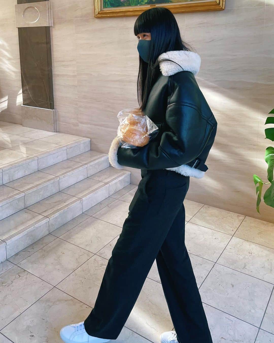 新井貴子のインスタグラム：「あけましておめでとうございます。 巨大フランスパン両手にスタコラサッサ🥖  今年もよろしくお願い致します😌🌈  Happy New Year!  Wishing you all good health, happiness, and love❤️」