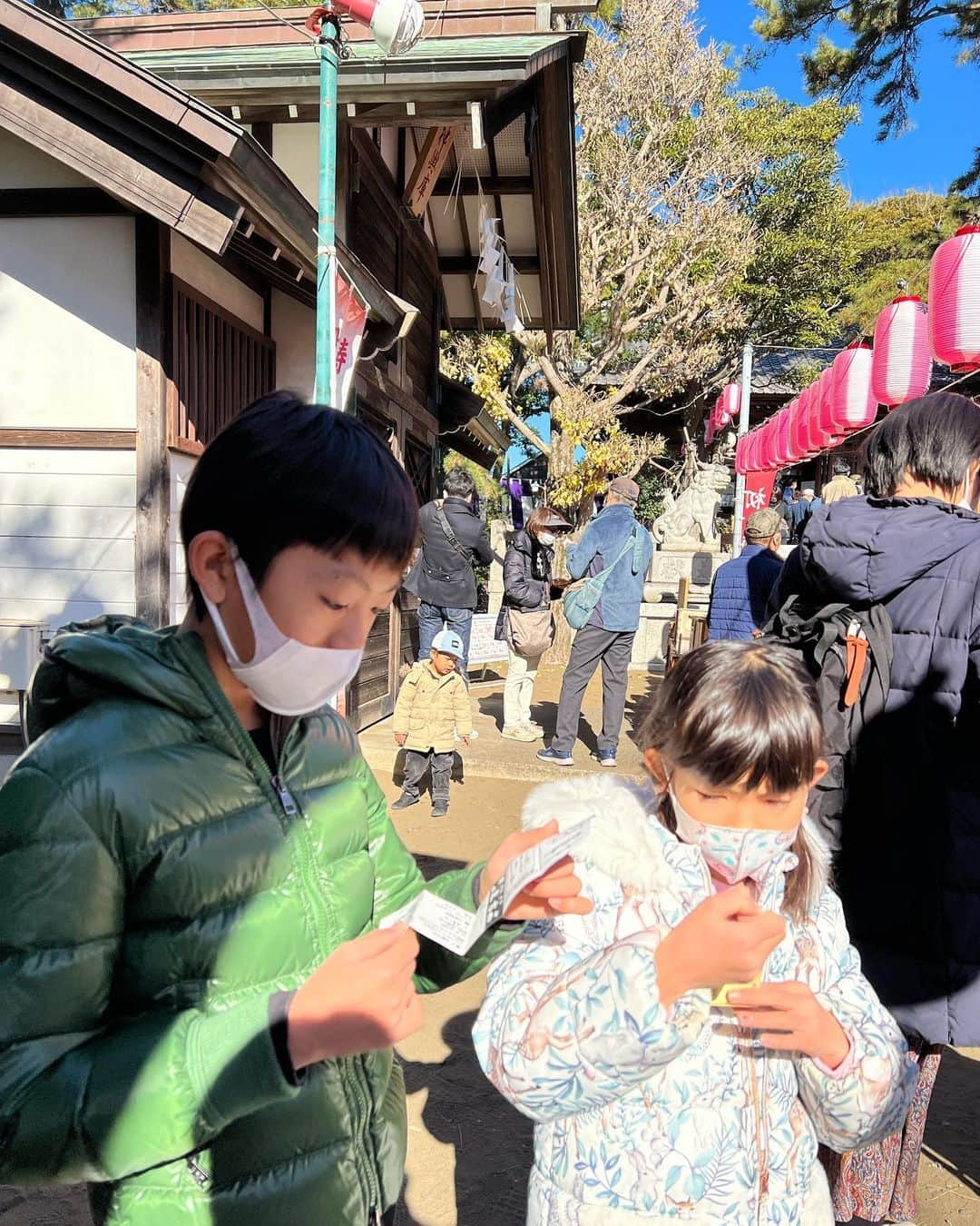 甘糟記子さんのインスタグラム写真 - (甘糟記子Instagram)「元旦。  雲一つない晴天の中、初詣\(//∇//)\  気持ちいいな〜！  天気予報では寒くなるって言ってたけど、ポカポカ陽気(o^^o)  おみくじ引いて、寅の絵馬の前で家族写真も撮り、川辺へ富士山を見に散歩╰(*´︶`*)╯♡  実家っていいな〜！ 湘南のこの空気感が大好きです！  今年も良い一年になりますように\(//∇//)\  #元旦#初詣#諏訪神社#晴天#雲ひとつない#気持ちいい#ポカポカ陽気#息子殿姫#息子殿#姫#富士山#湘南#実家」1月1日 20時42分 - norihey924