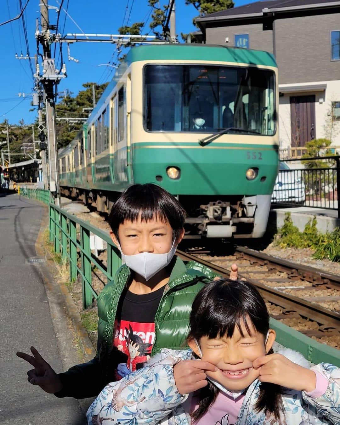 甘糟記子さんのインスタグラム写真 - (甘糟記子Instagram)「元旦。  雲一つない晴天の中、初詣\(//∇//)\  気持ちいいな〜！  天気予報では寒くなるって言ってたけど、ポカポカ陽気(o^^o)  おみくじ引いて、寅の絵馬の前で家族写真も撮り、川辺へ富士山を見に散歩╰(*´︶`*)╯♡  実家っていいな〜！ 湘南のこの空気感が大好きです！  今年も良い一年になりますように\(//∇//)\  #元旦#初詣#諏訪神社#晴天#雲ひとつない#気持ちいい#ポカポカ陽気#息子殿姫#息子殿#姫#富士山#湘南#実家」1月1日 20時42分 - norihey924