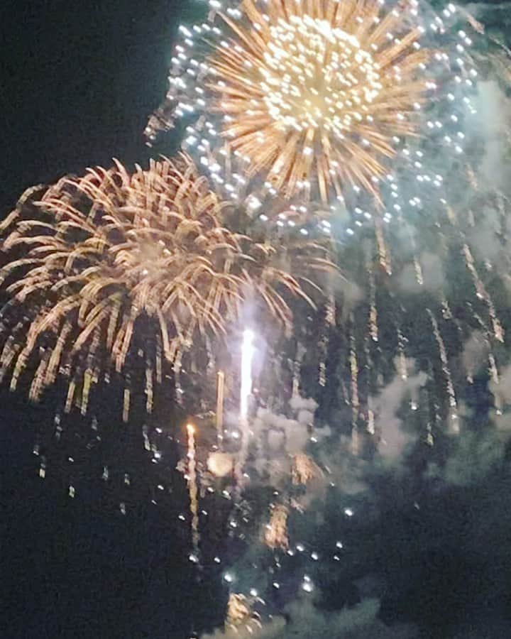 Mieのインスタグラム：「年が明けるのが1番遅いハワイも2022年となりました🥳🎉🙏 ライブ真っ暗だったね🤣  みんな！昨年はたくさんの愛をありがとう！！ 今年もそれ以上にお世話になっちゃうけど甘えちゃおっと🥳 どうぞよろしくお願い致します😊🙌  2022年、当たり前とは思わないで、一日一日を丁寧に大切に想いながらステキな年にしたいな🥰🌈  みんなも笑顔が溢れて、その幸せな気持ちが隣にいる人にも伝わっていきますように❤️  #2022 #1月1日 #元旦 #happynewyear #ハワイ #お正月」