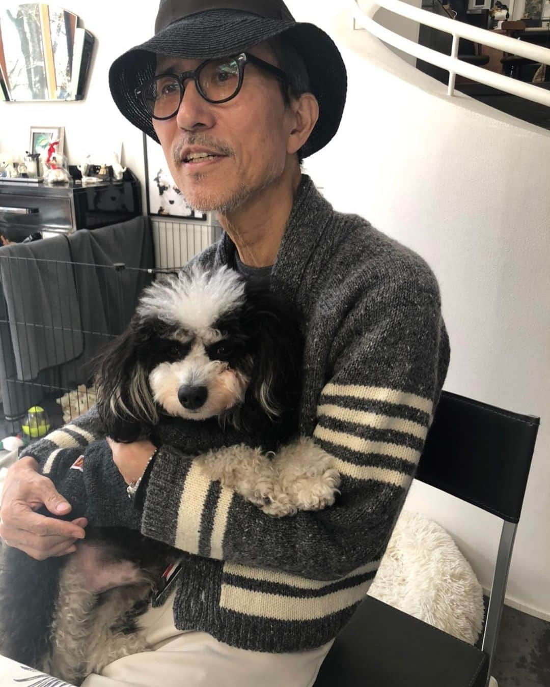 高橋幸宏さんのインスタグラム写真 - (高橋幸宏Instagram)「新年、お揃いっぽい色合いの服着て(ぐれーに白のアクセントね。僕はthom Browneですぐそれなつぽくなりますね。トリコロールはいつてきますが  #thombrowne   #pascul  #おそろいコーディネート」1月1日 20時54分 - room66_yukihiro