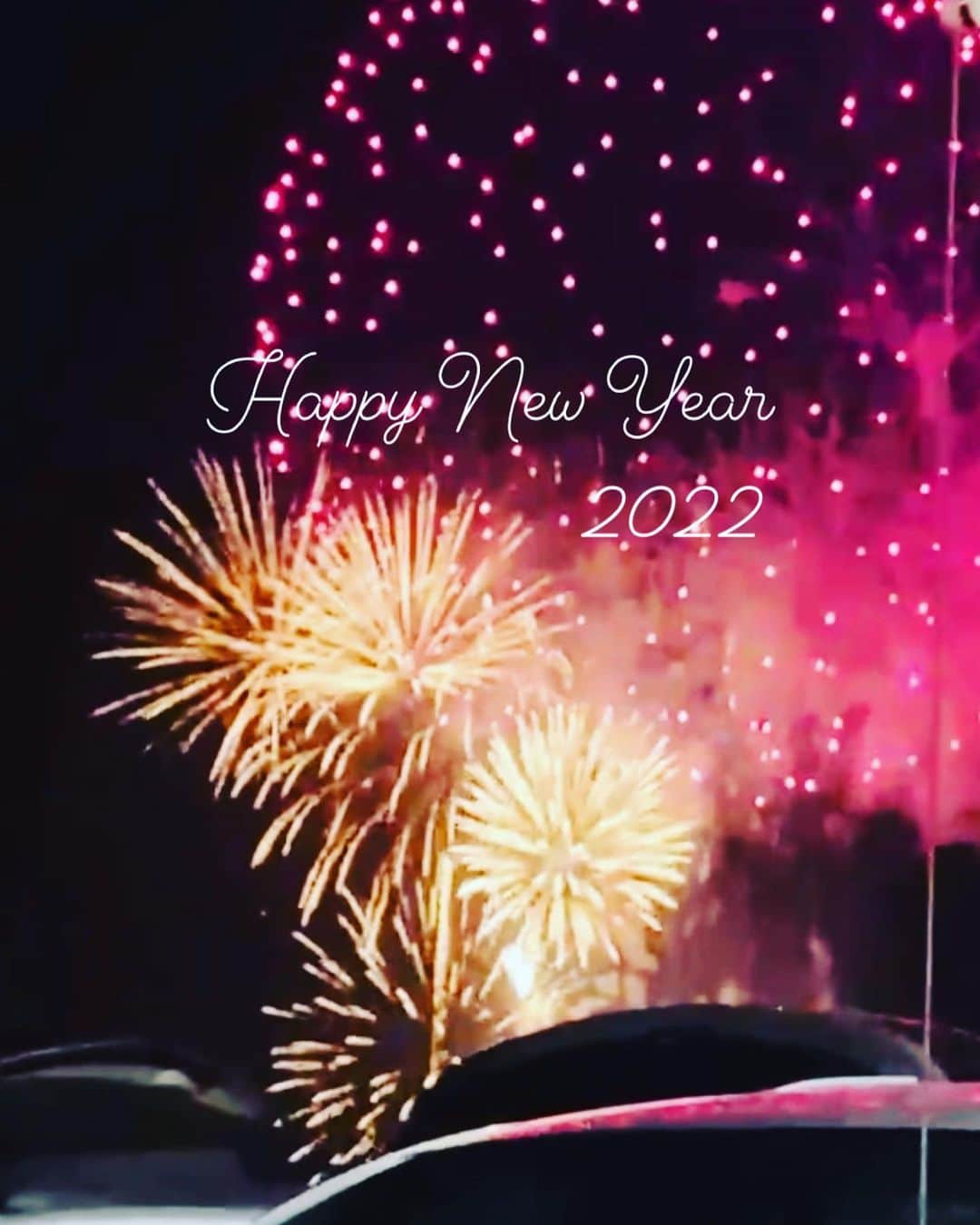 のインスタグラム：「✨ ✨ ✨  Happy New Year 2022‼️  2022年も、皆さんと一緒に、笑顔と優しさ溢れる一年になりますように🙏🙏🙏  2022.1.1   yuko  🎆短いインスタライブでしたが花火にお付き合いいただいた皆様ありがとうございました😉❤️  #hawaii #加圧トレーニング#子育て＃ママ#男の子ママ#massage#alamoana#beach #love #nature #ocean #aloha #oahu  #instagood #hawaiilife #ハワイ#summer #honolulu #sea #maui #bigisland #paradise#hawaiistagram #island」